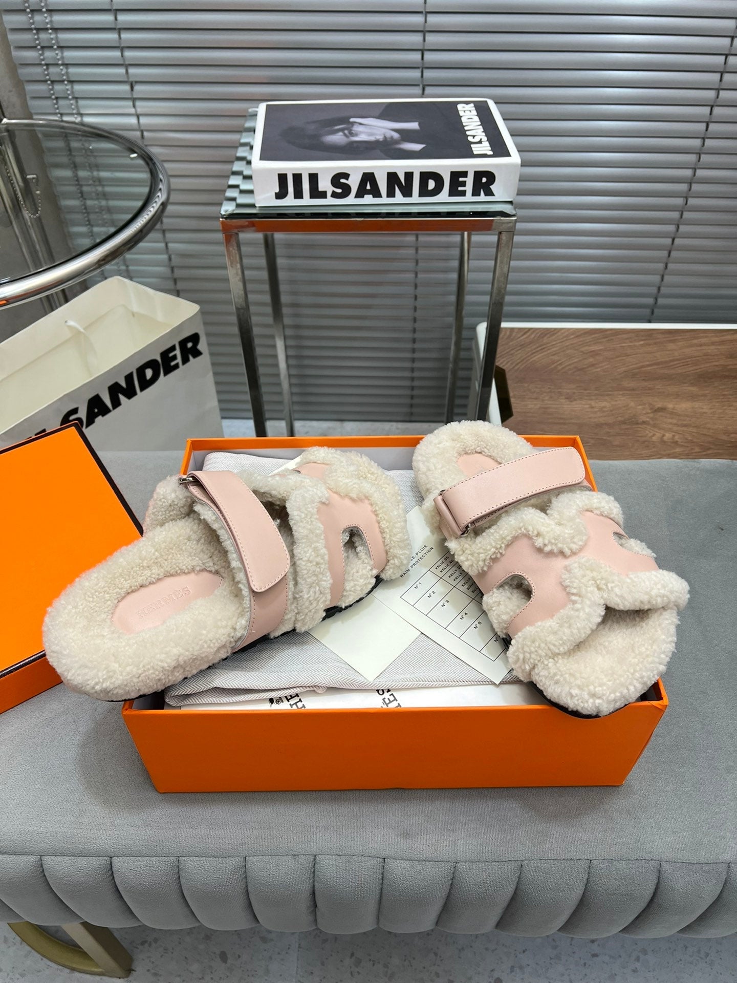 CHYPRE SLIPPERS IN BEIGE LAMB WOOL AND BABY PINK CALFSKIN、mysite、Cacoeks