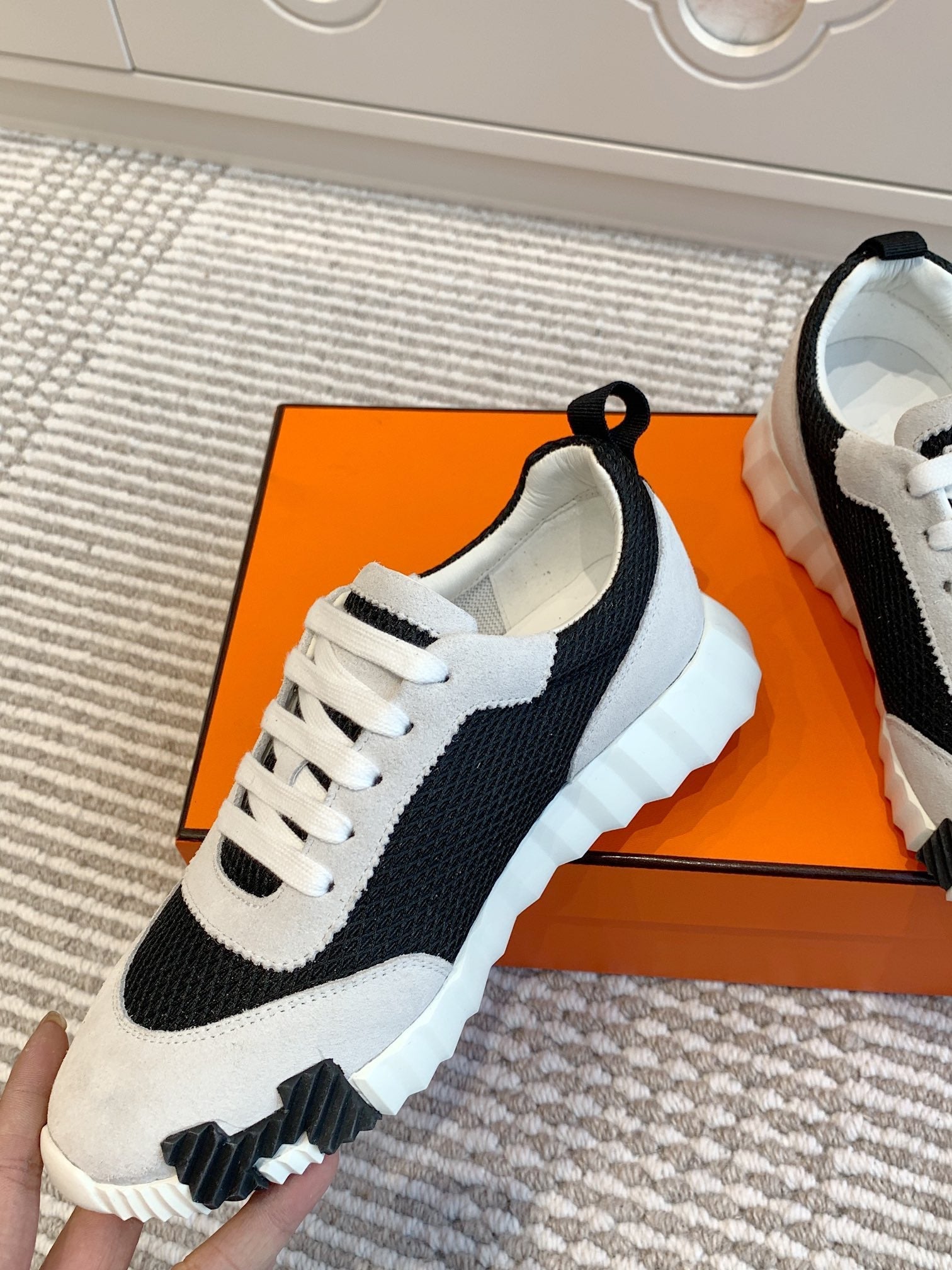 BOUNCING SNEAKER IN BLACK GRAPHIC MESH AND PASTEL GRAY SUEDE、mysite、Cacoeks