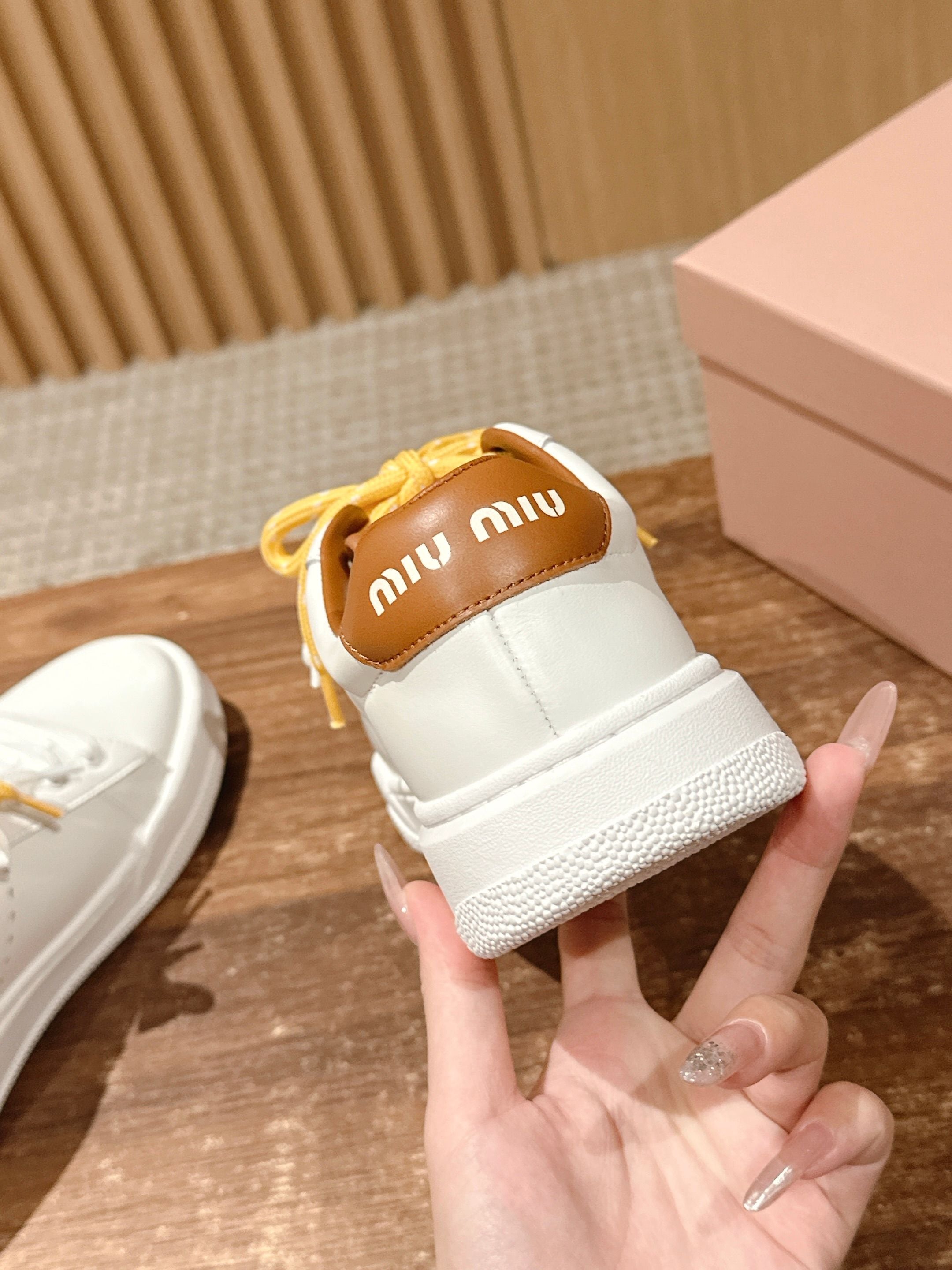 MM SNEAKERS IN WHITE CALFSKIN WITH YELLOW LACES、mysite、Cacoeks