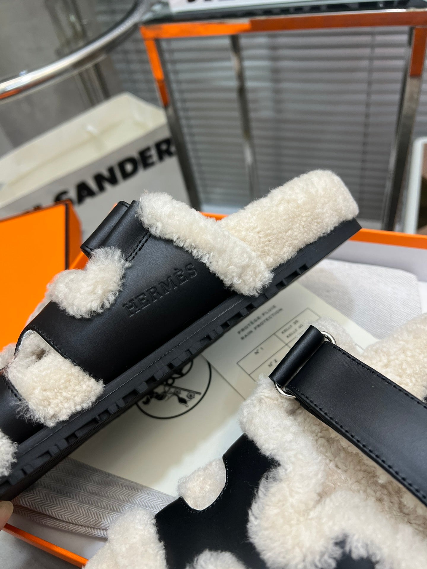 CHYPRE SLIPPERS IN BEIGE LAMB WOOL AND BLACK CALFSKIN、mysite、Cacoeks