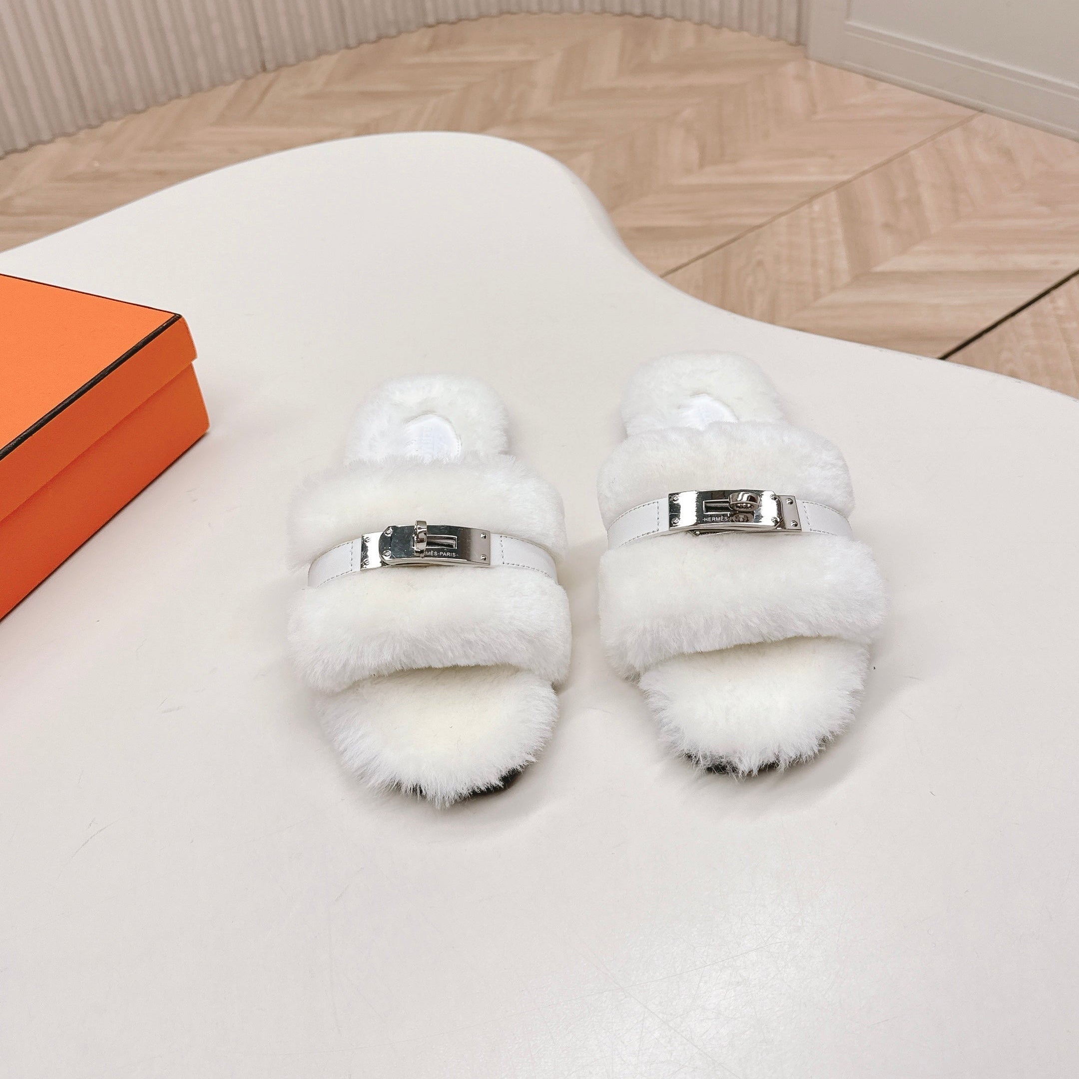 HM 25S ORAN SANDAL IN WHITE SHEARLING WITH SILVER HARDWARE、mysite、Cacoeks