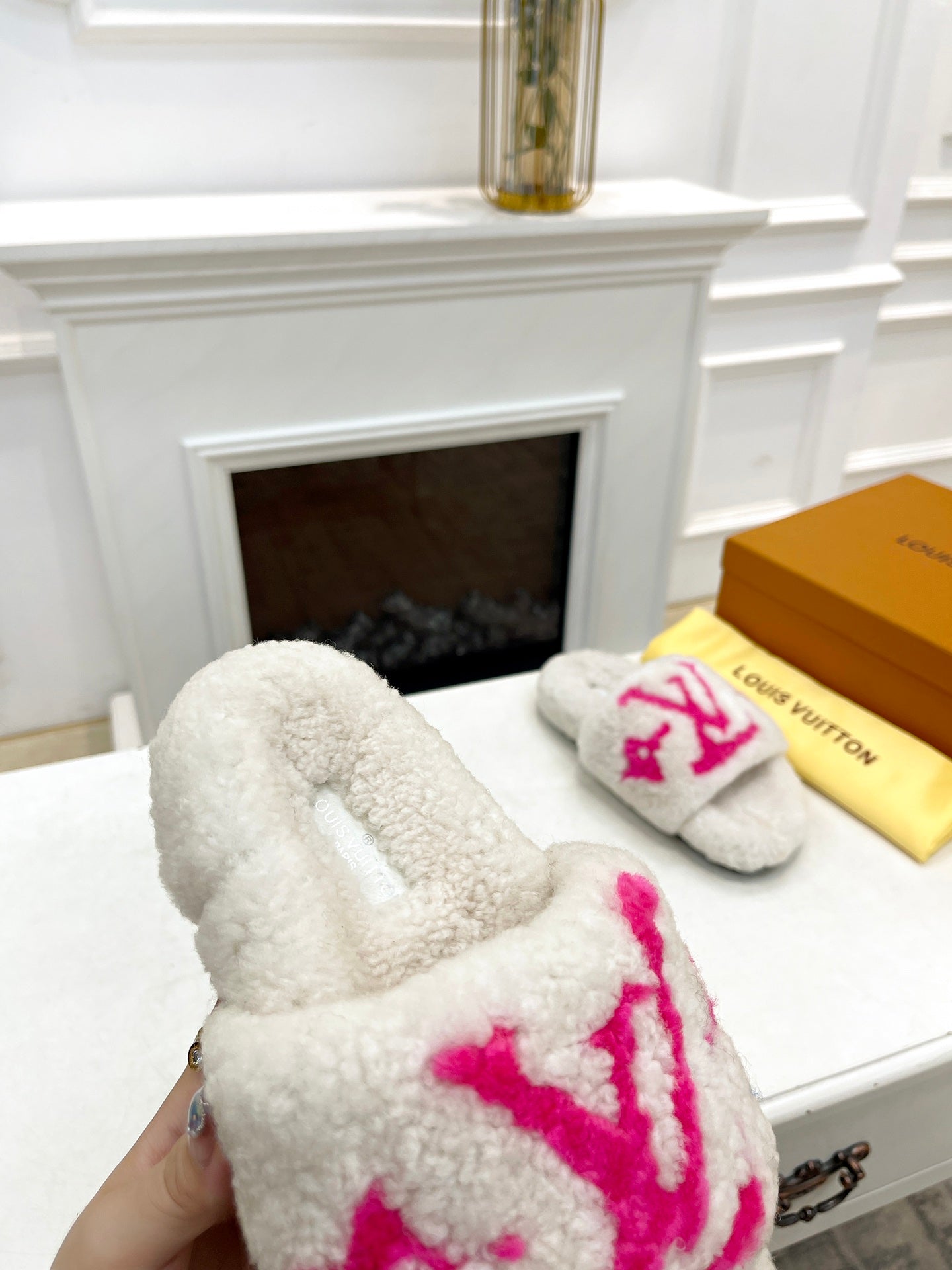 LV FLAT SLIPPER IN WHITE MIX BRIGHT PINK SHEARLING、mysite、Cacoeks