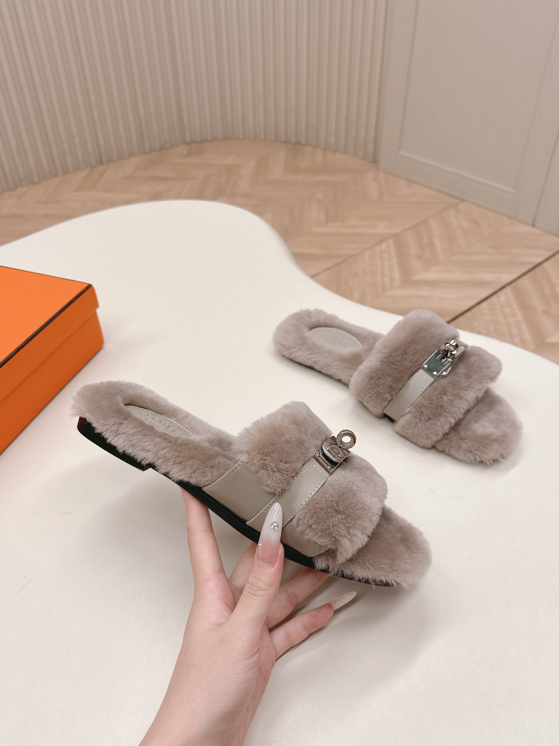 HM 25S ORAN SANDAL IN PALE BEIGE GRAY SHEARLING WITH SILVER HARDWARE、mysite、Cacoeks