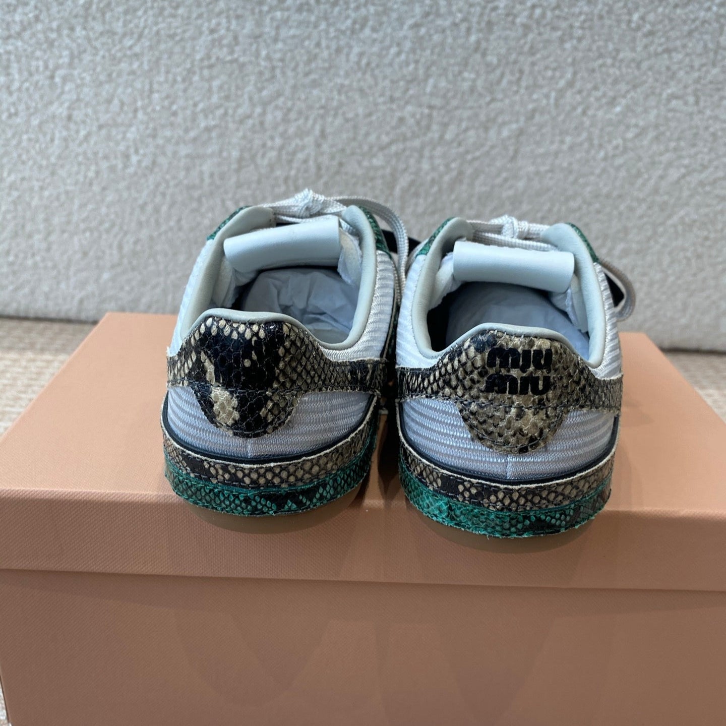 GYMNASIUM SNEAKER IN SILVER FABRIC AND DARK GREEN SNAKE EFFECT CALFSKIN、mysite、Cacoeks