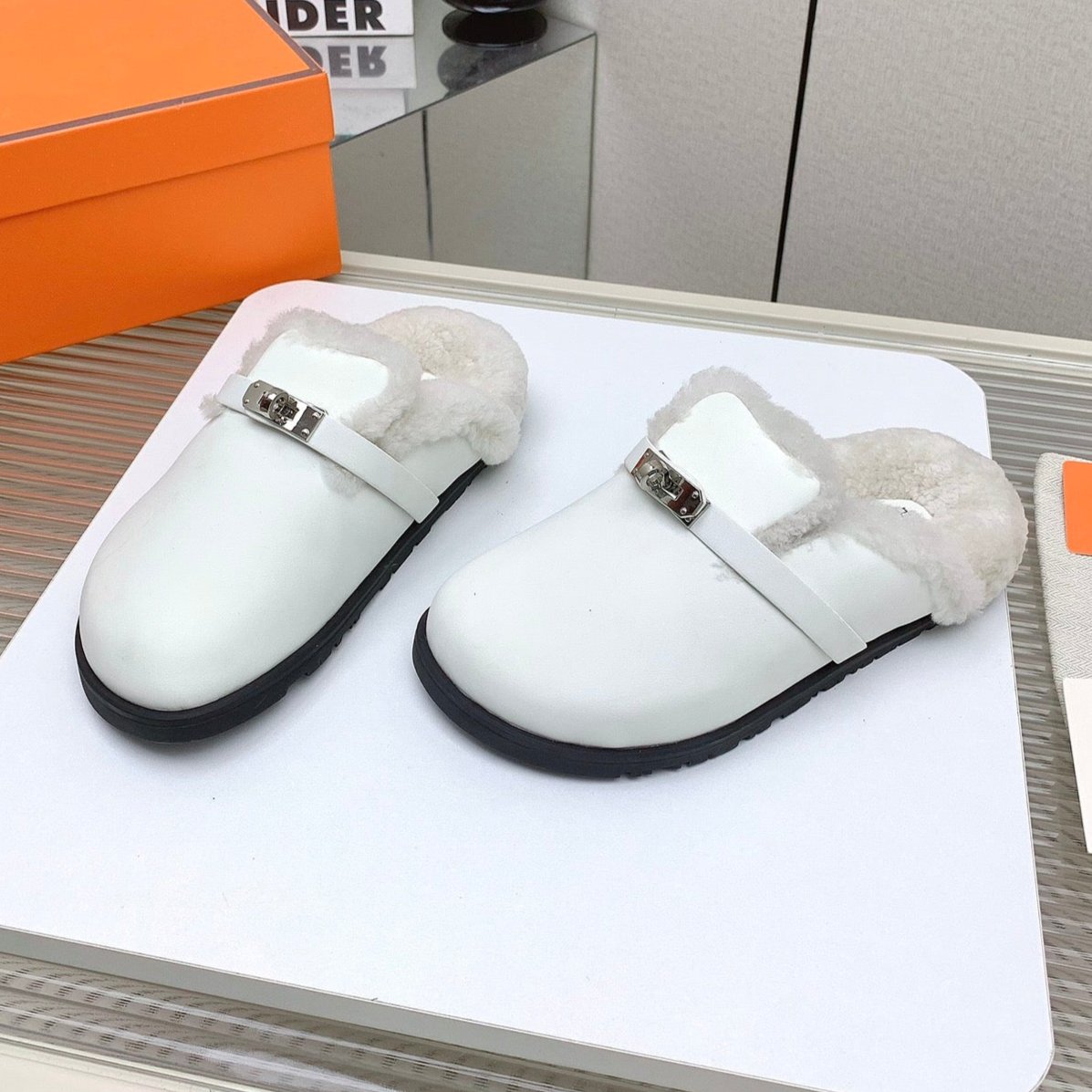 SLIP-ON MULE IN WHITE CALFSKIN AND SHEARLING LINING、mysite、Cacoeks