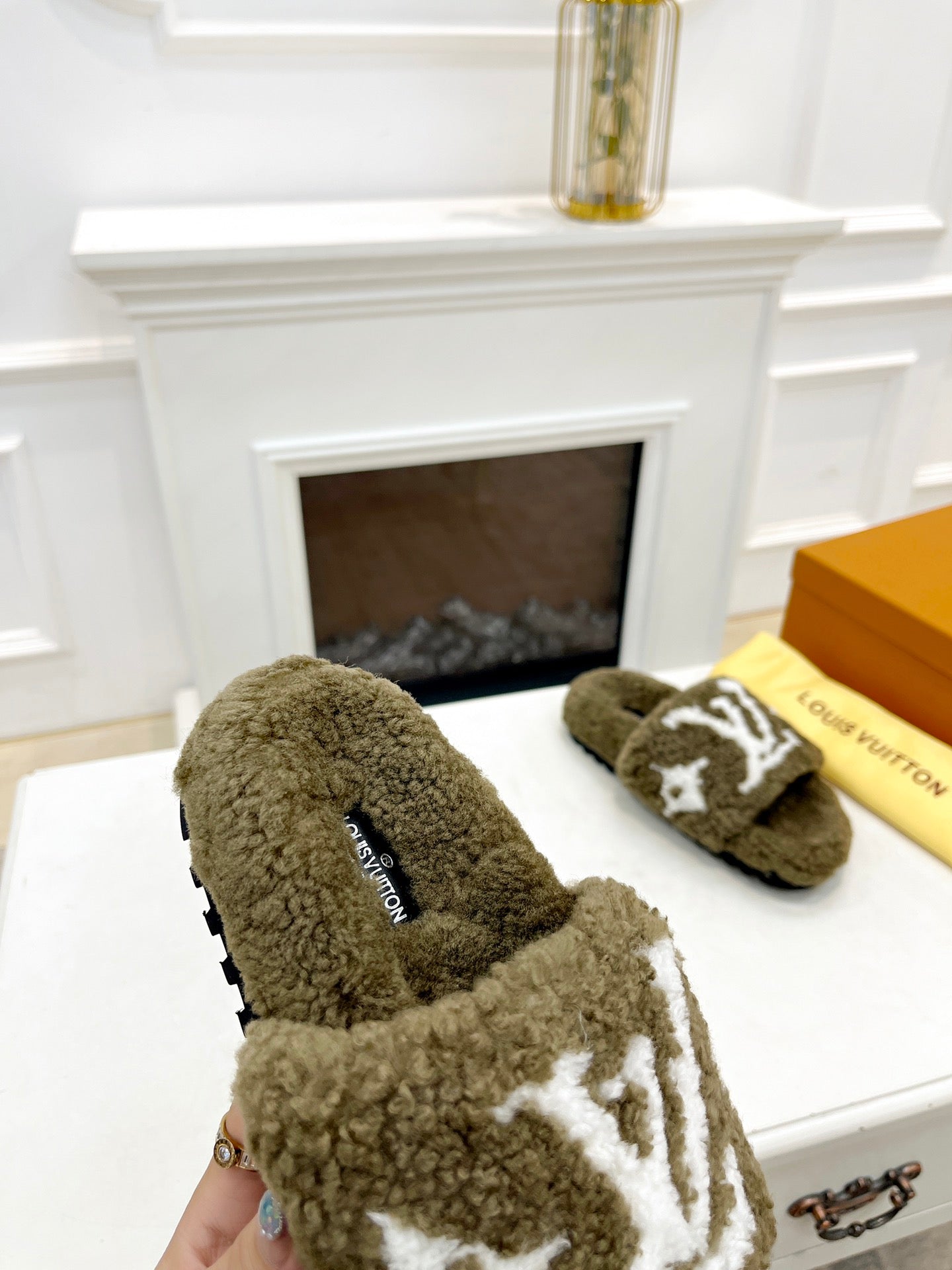 LV FLAT SLIPPER IN ARMY GREEN MIX WHITE SHEARLING、mysite、Cacoeks