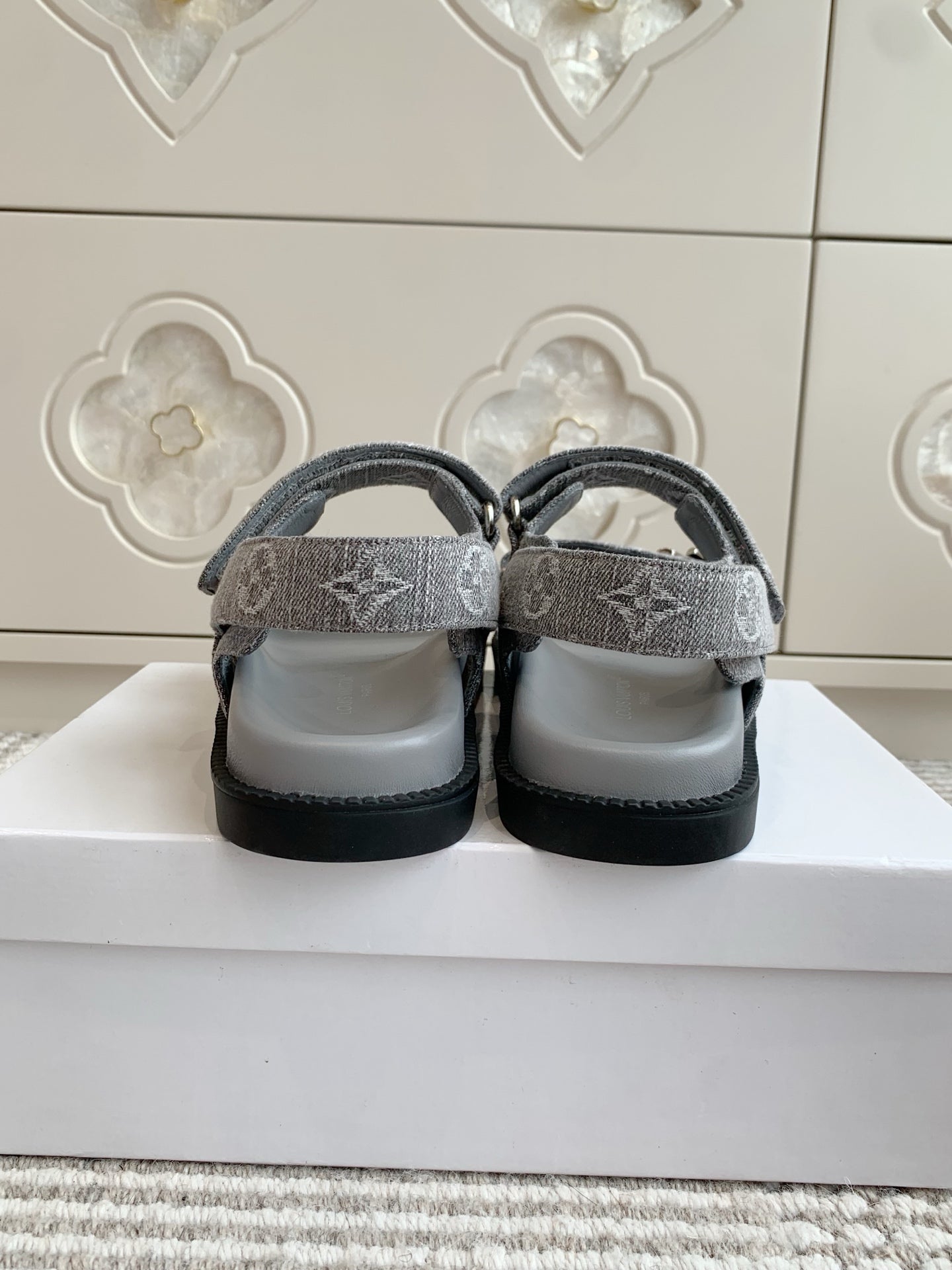 LV SANDALS 25S IN GREY DENIM AND CALFSKIN WITH SILVER HARDWARE、mysite、Cacoeks