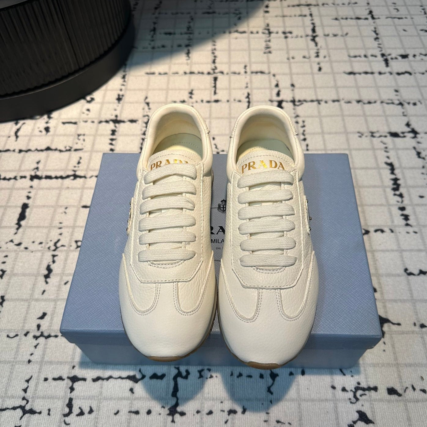 PRA TRIANGLE LOGO SNEAKERS WHITE CALFSKIN、mysite、Cacoeks