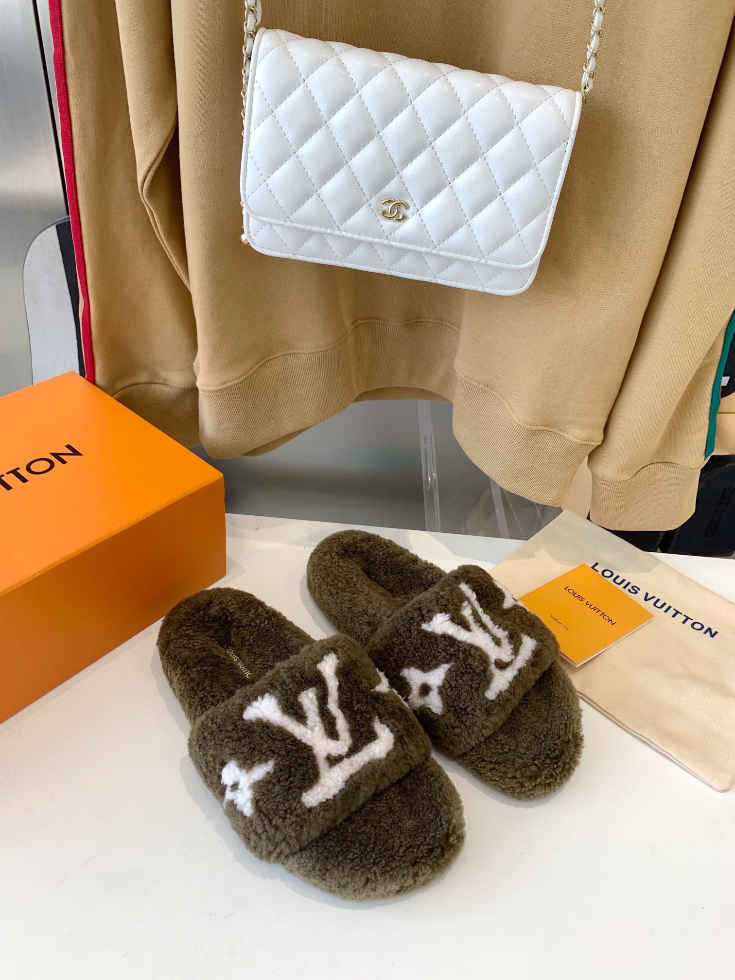 LV WOMEN'S PASEO FLAT SLIPPER IN OLIVE GREEN FLEECE WITH WHITE LOGO、mysite、Cacoeks