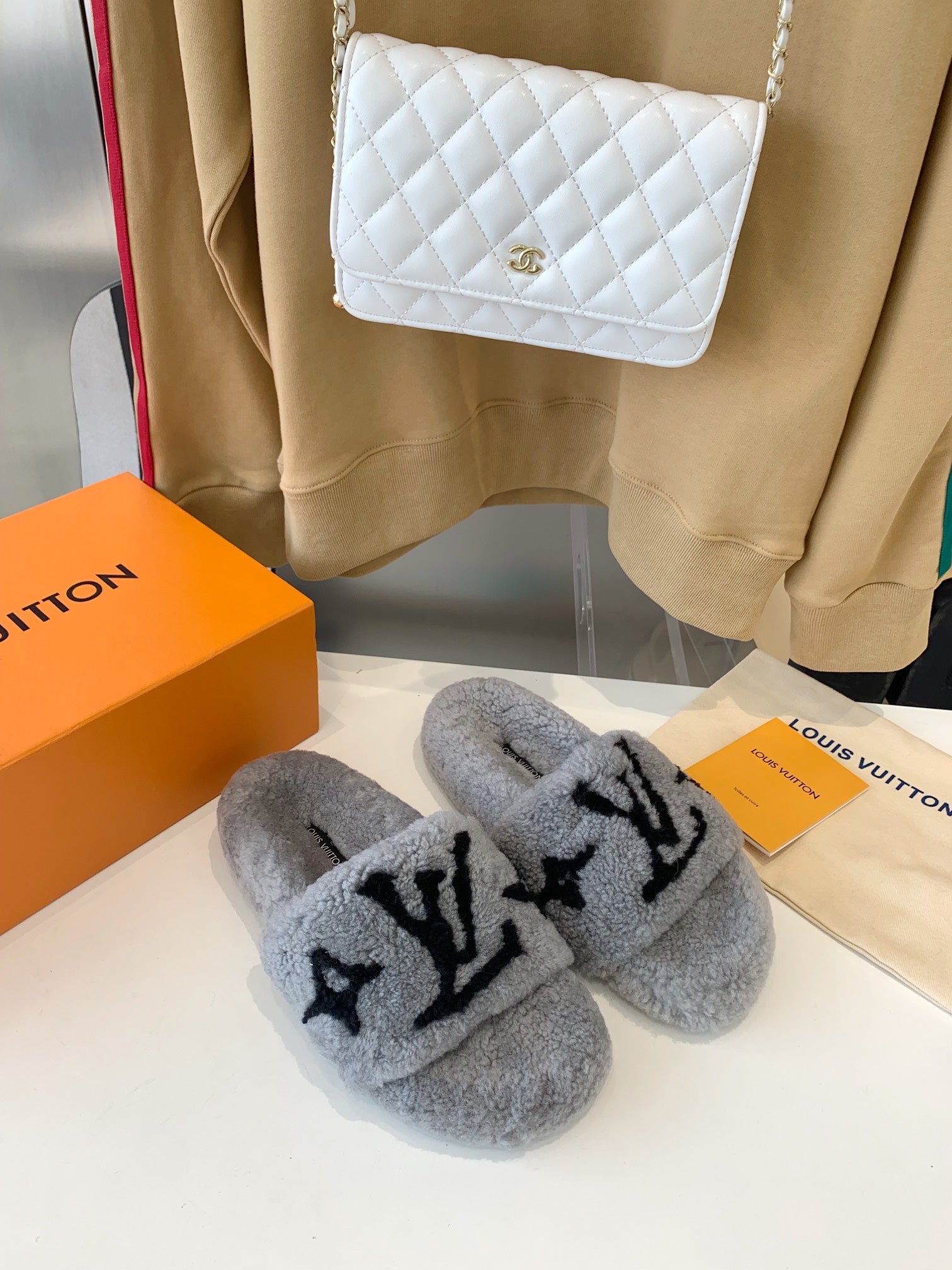 LV WOMEN'S PASEO FLAT SLIPPER IN GREY FLEECE WITH BLACK LOGO、mysite、Cacoeks