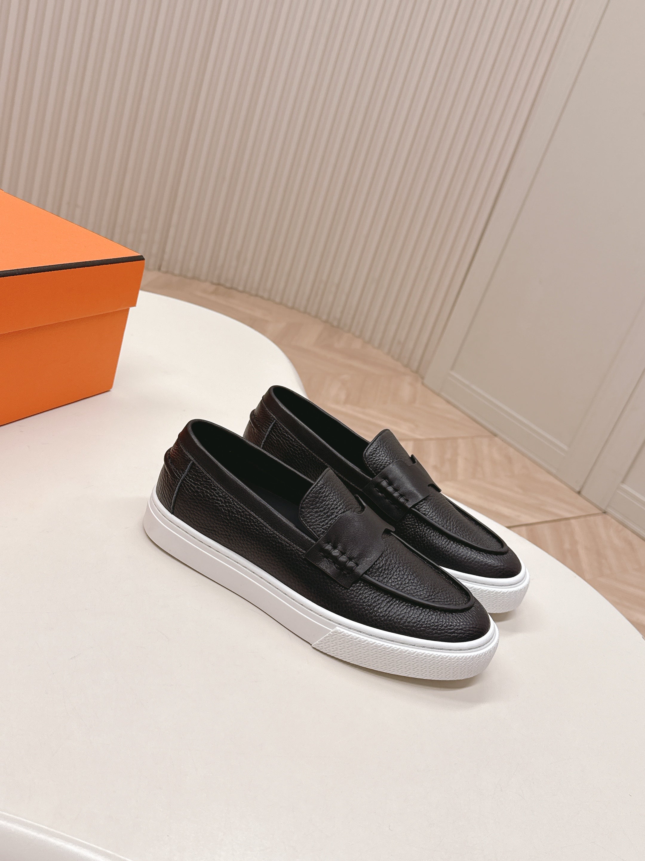 HM 25S SLIP-ON IN BLACK GRAINED LEATHER、mysite、Cacoeks