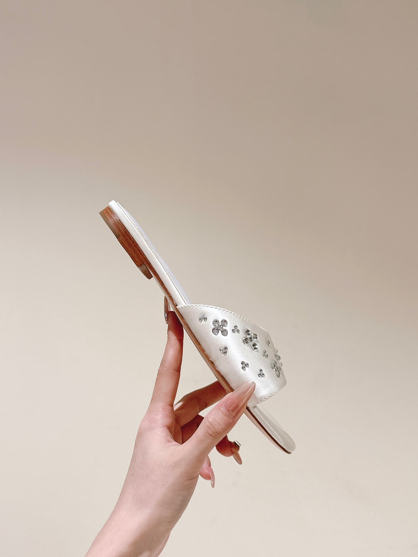 LV WOMEN FLAT MULE IN WHITE SATIN WITH RHINESTONE、mysite、Cacoeks