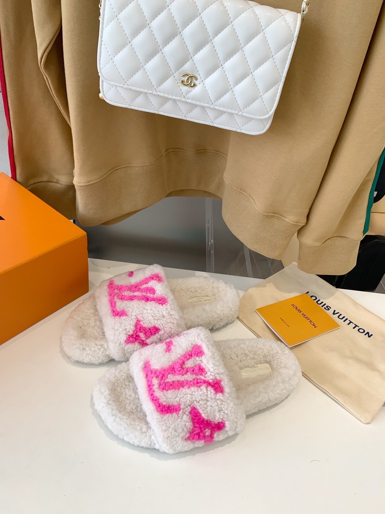 LV WOMEN'S PASEO FLAT SLIPPER IN WHITE FLEECE WITH BRIGHT PINK LOGO、mysite、Cacoeks