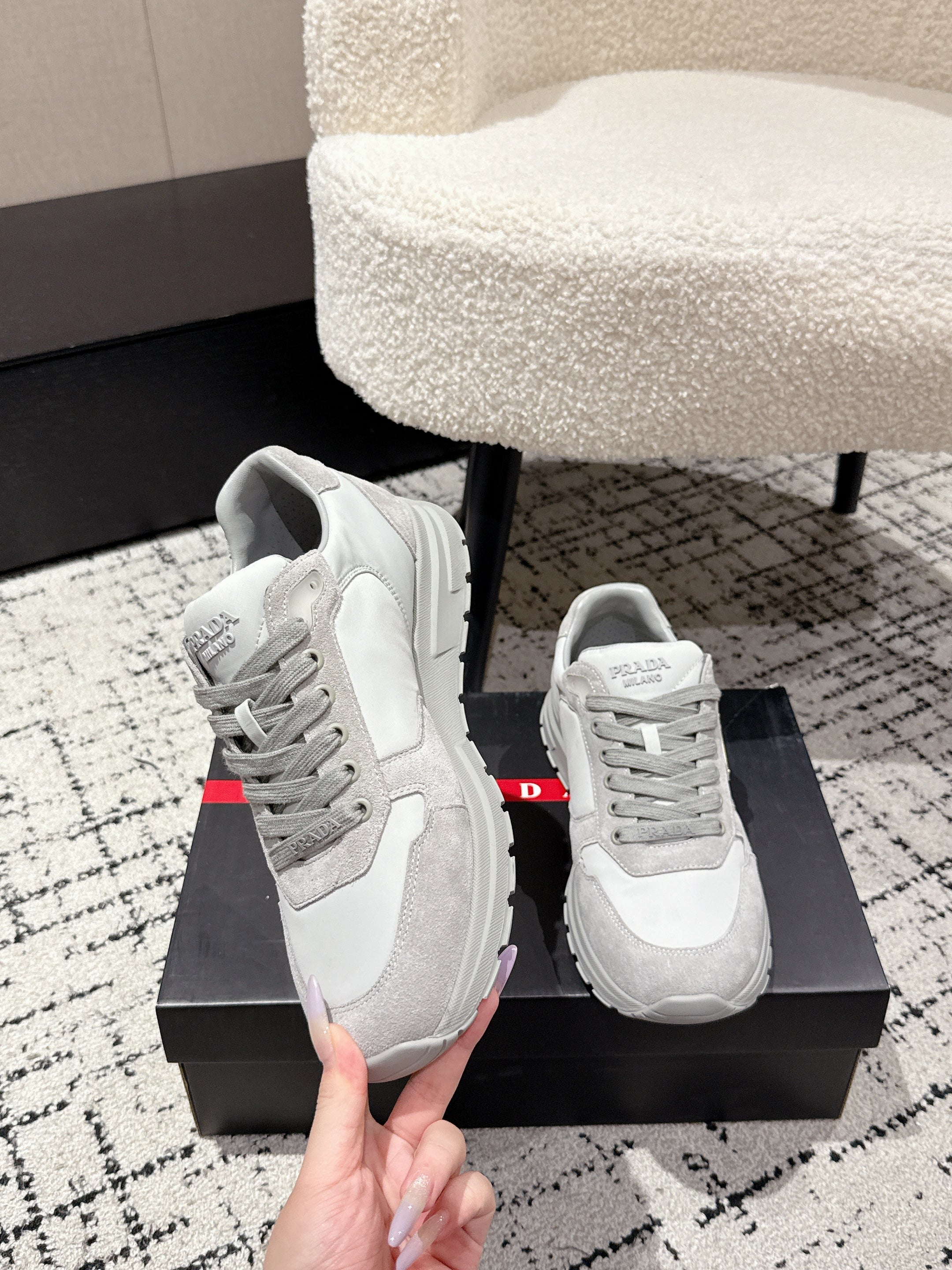 PRADA 25S MEN SNEAKERS LOGO IN WHITE AND LIGHT GRAY NUBUCK AND CANVAS、mysite、Cacoeks