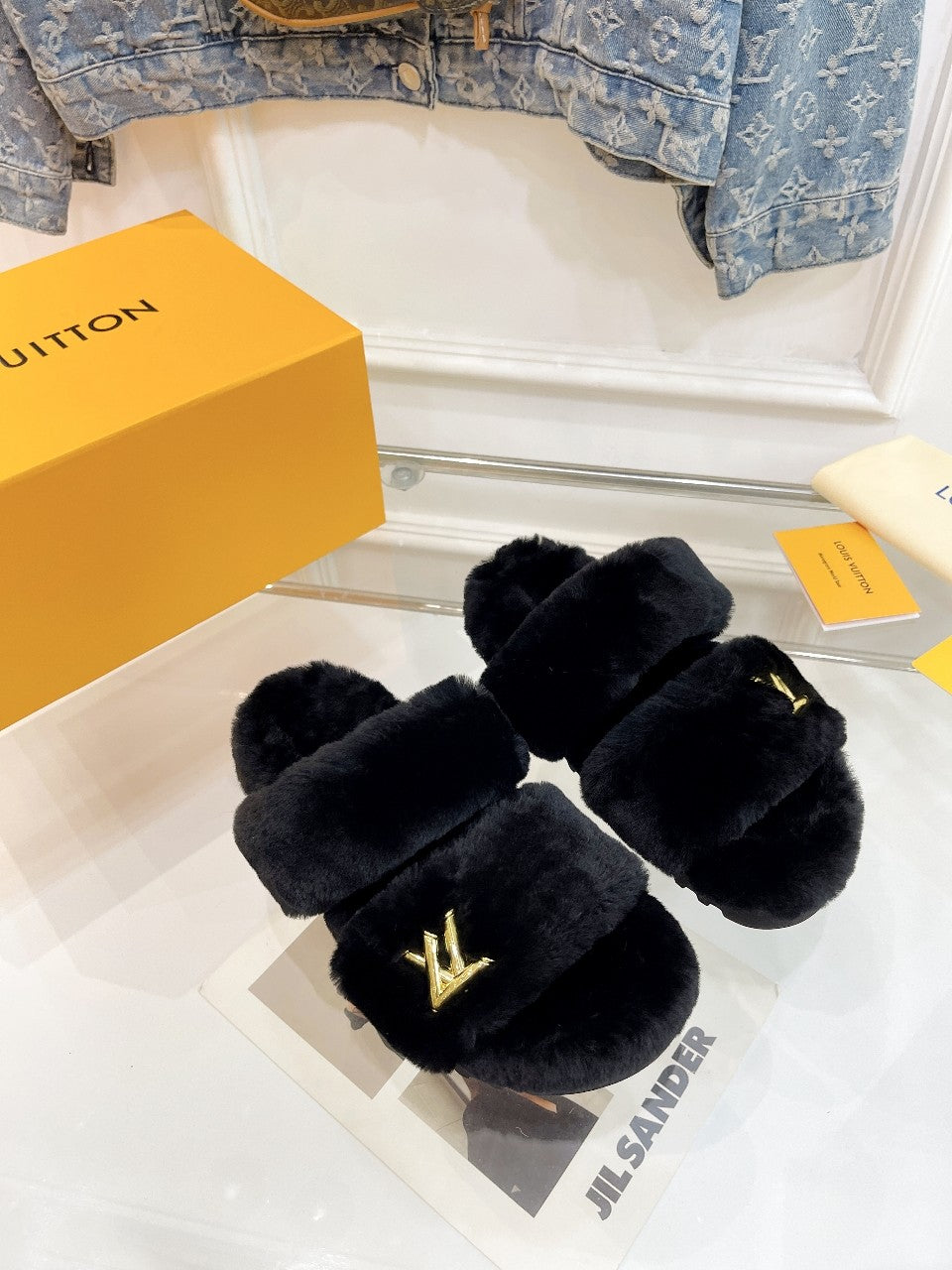 HALF MULE SLIPPERS IN BLACK FLEECE FEATURING METALLIC LOGO、mysite、Cacoeks