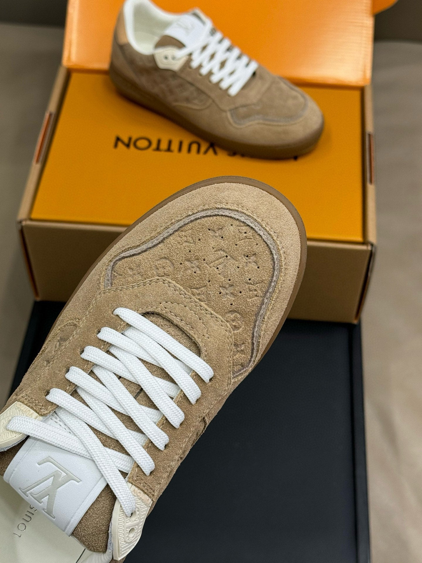 STADIUM SNEAKER IN KHAKI BROWN EMBOSSED MONOGRAM SUEDE、mysite、Cacoeks