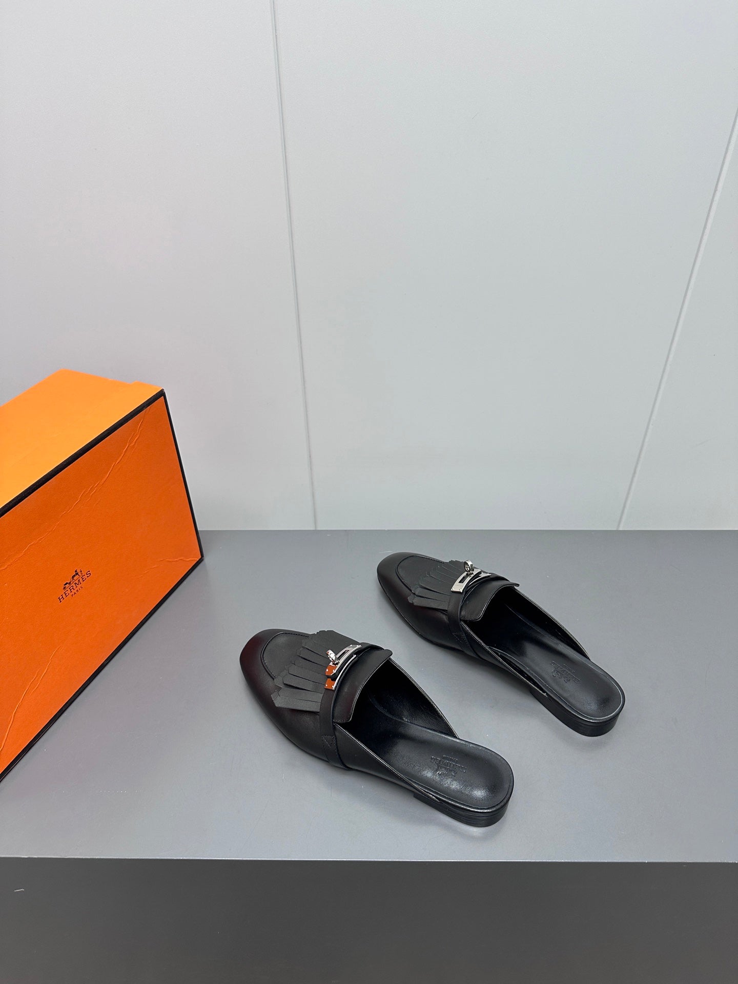 0Z MULE IN BLACK LAMBSKIN WITH FRINGE DETAIL、mysite、Cacoeks