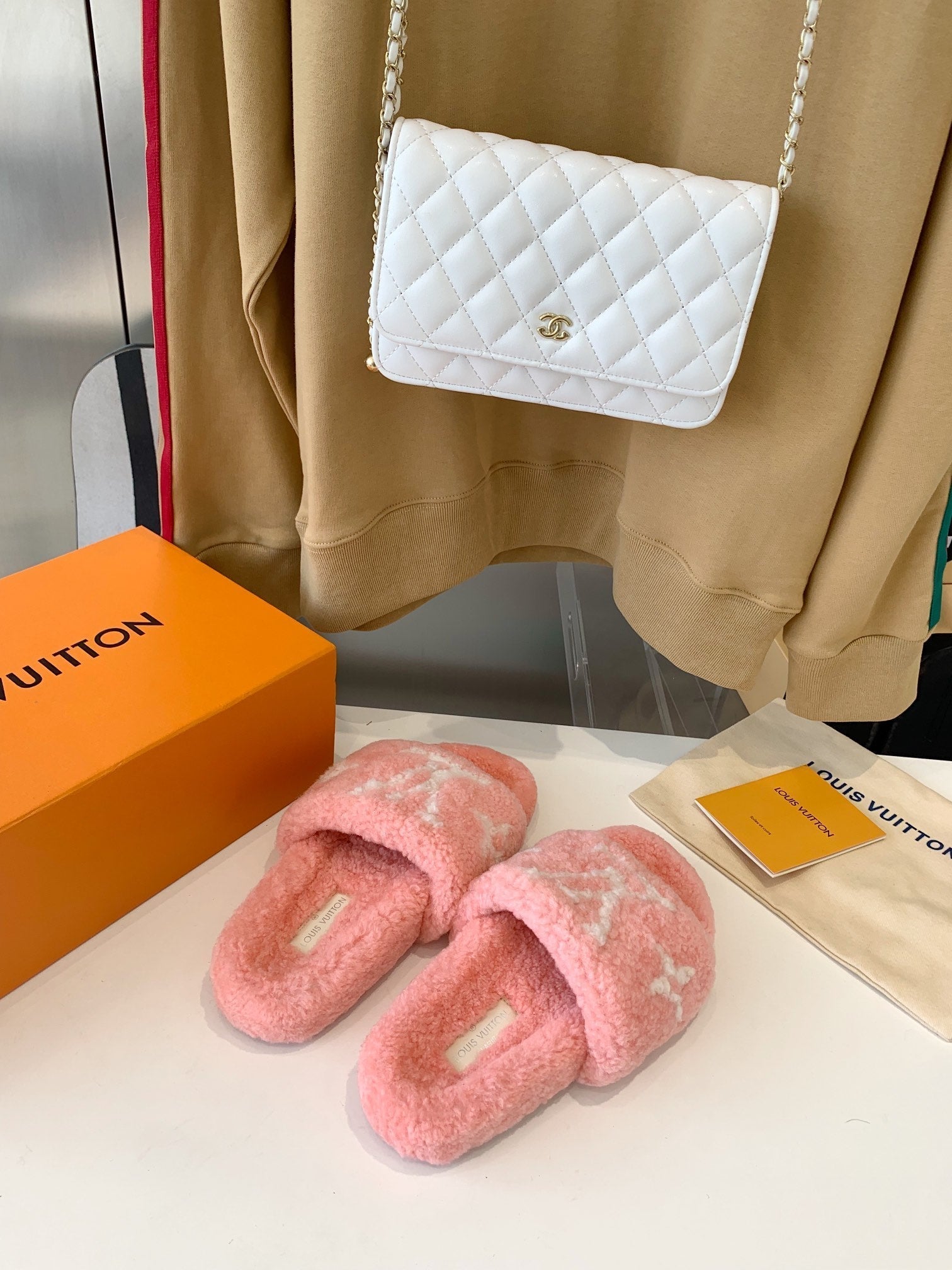 LV WOMEN'S PASEO FLAT SLIPPER IN LIGHT PINK FLEECE WITH WHITE LOGO、mysite、Cacoeks