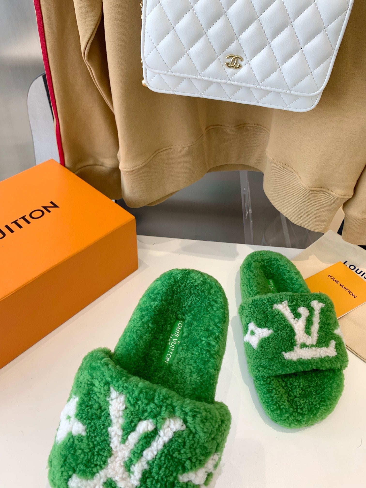 LV WOMEN'S PASEO FLAT SLIPPER IN GREEN FLEECE WITH WHITE LOGO、mysite、Cacoeks
