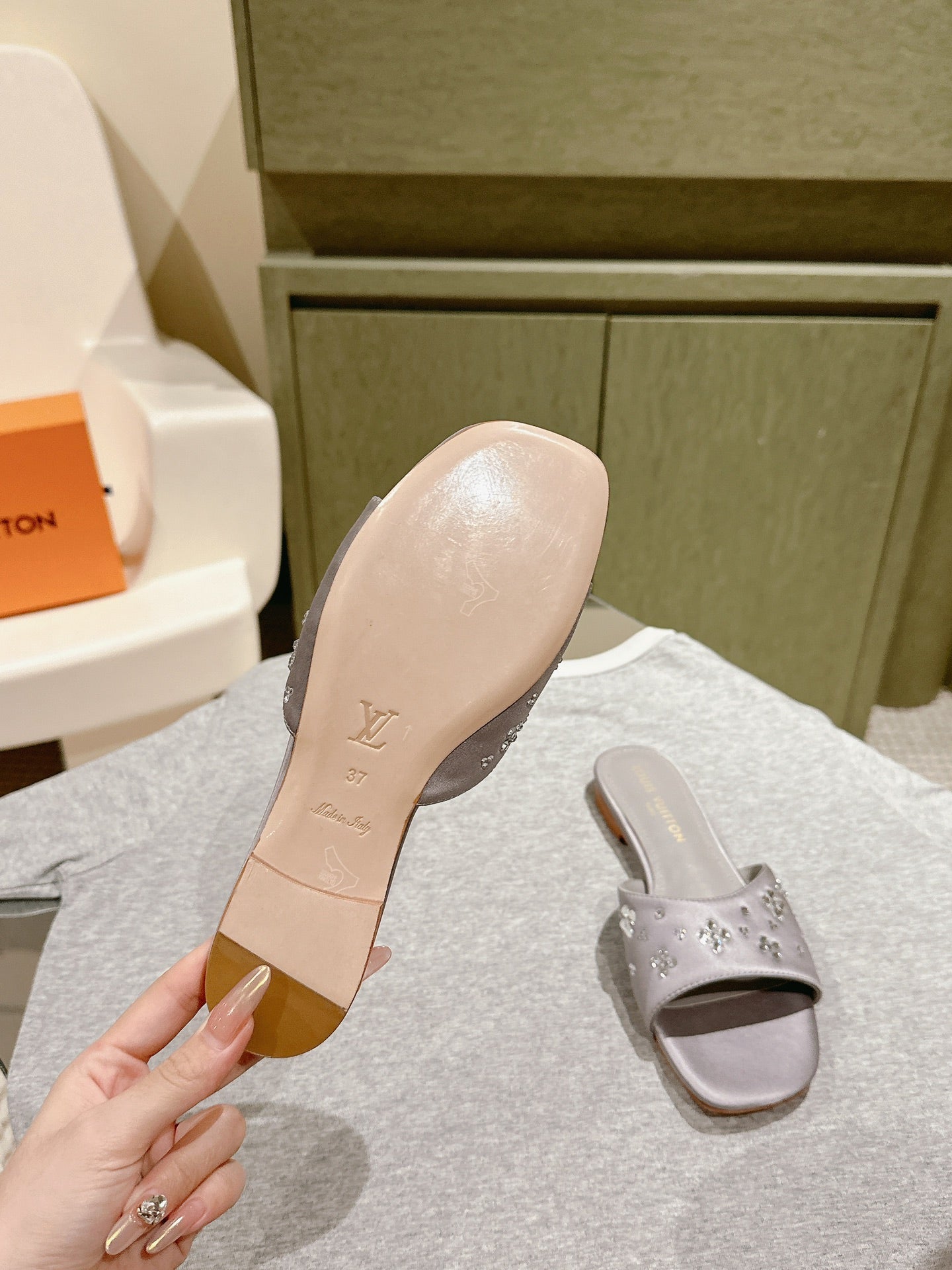 LV WOMEN FLAT MULE IN PASTEL PURPLE SATIN WITH RHINESTONE、mysite、Cacoeks