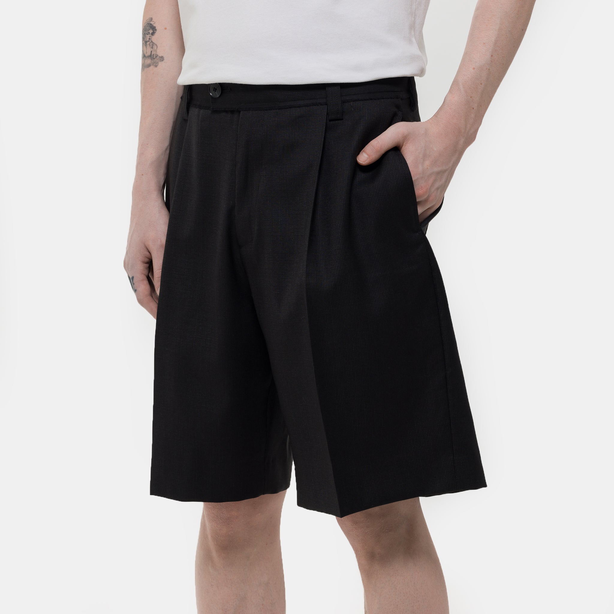 Classic Short in Fine Black Stripe