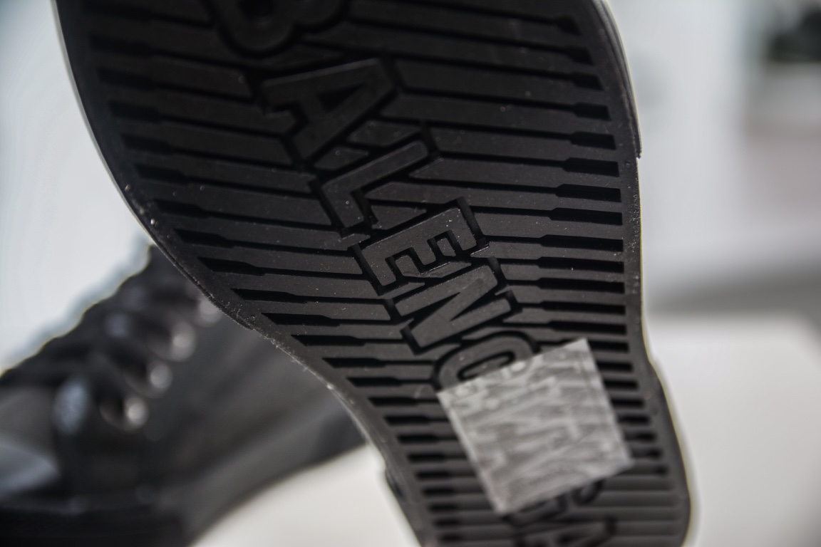 Balenciaga Paris Low Top Sneaker in Black Destroyed Cotton、mysite、Cacoeks