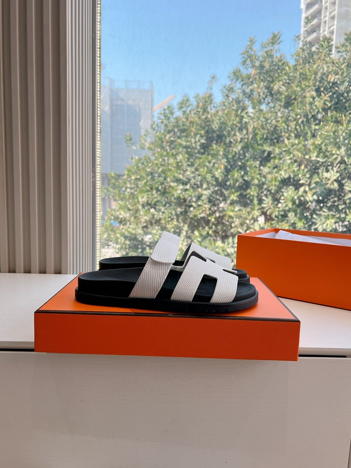 CHYPRE SANDAL IN WHITE SHINY GRAINED CALFSKIN、mysite、Cacoeks