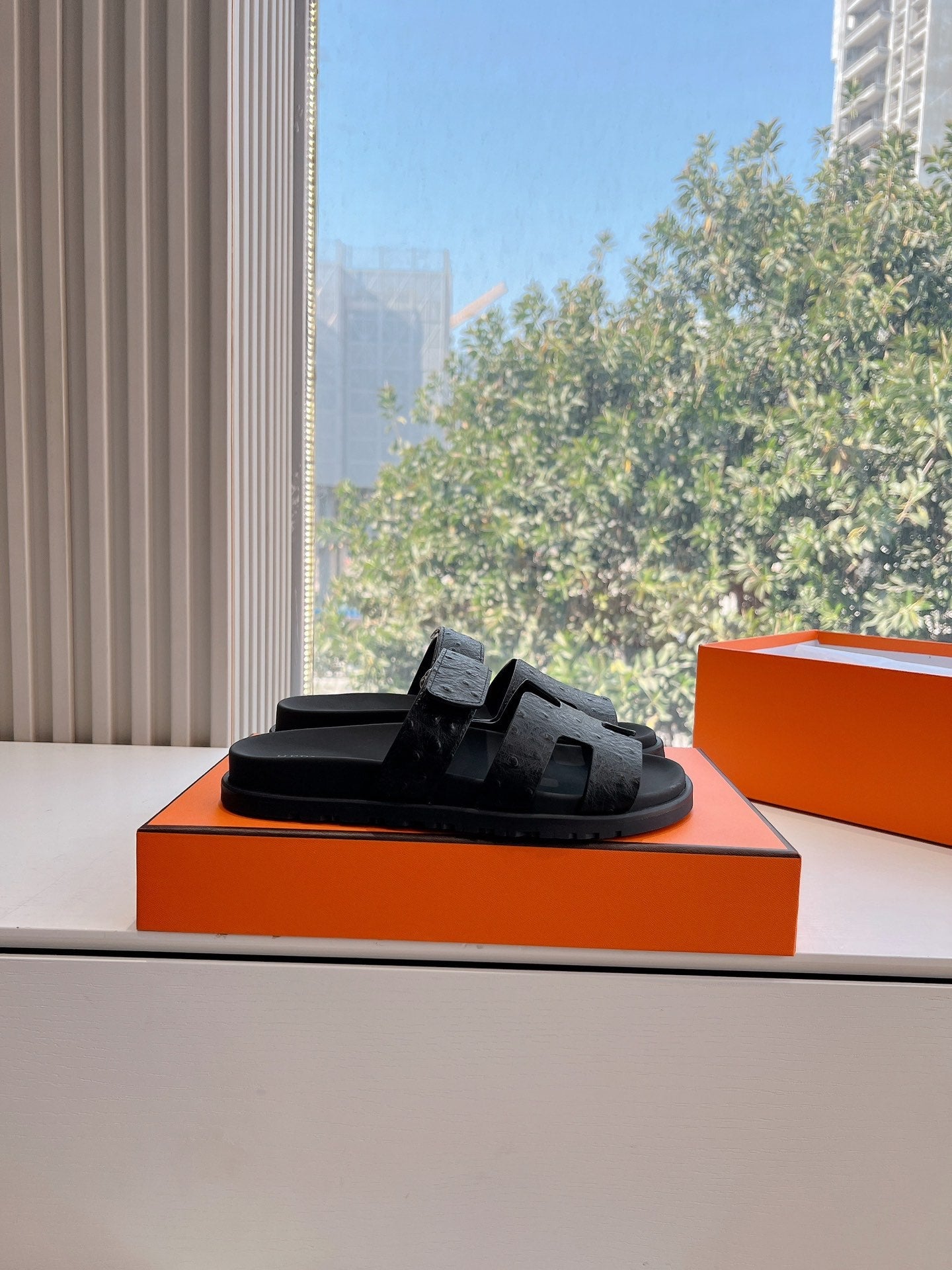 CHYPRE SANDAL IN BLACK GRAINED CALFSKIN、mysite、Cacoeks