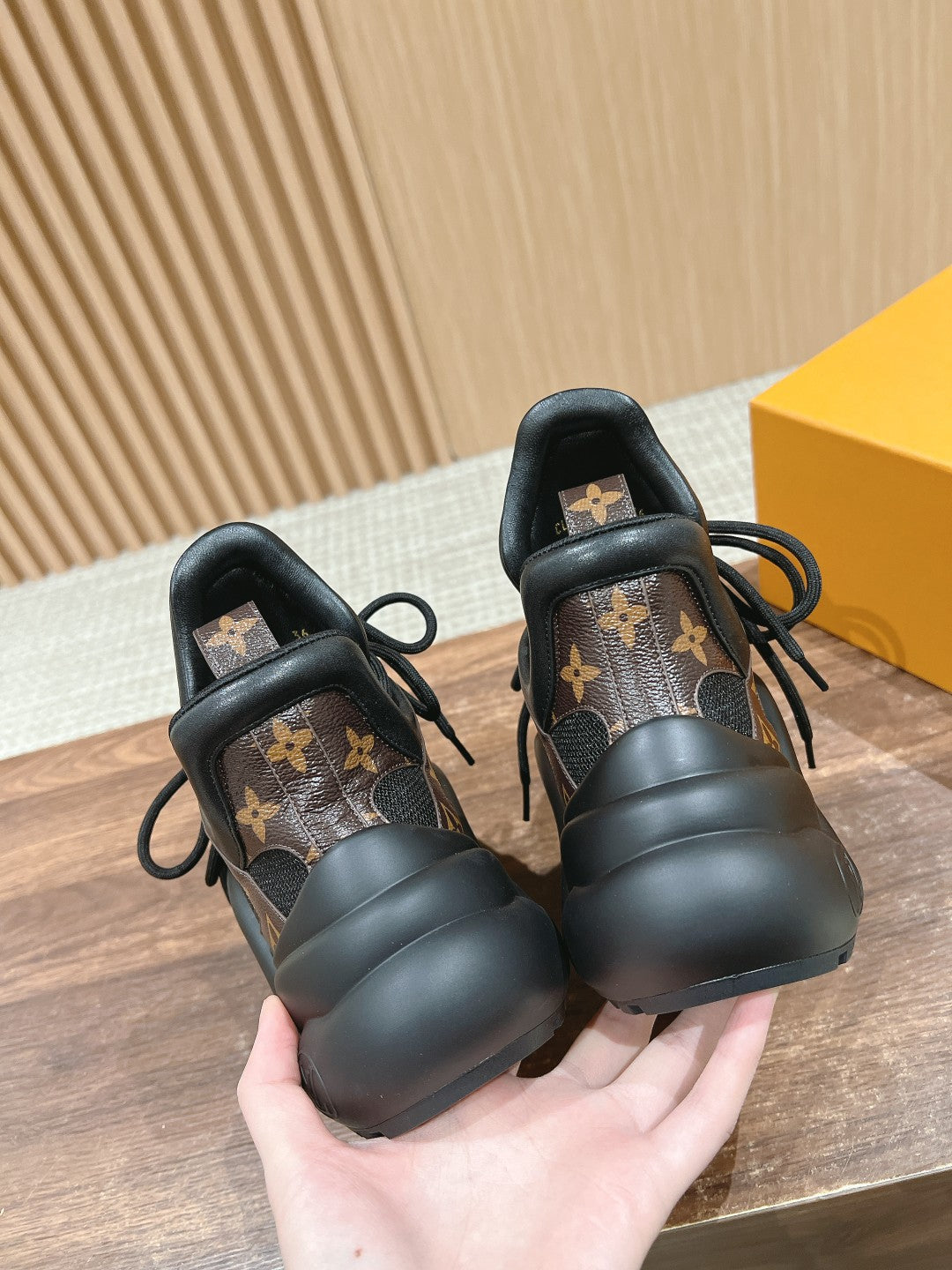 LV ARCHLIGHT SNEAKER IN BLACK CANVAS AND CHOCOLATE BROWN MONOGRAM CALFSKIN、mysite、Cacoeks