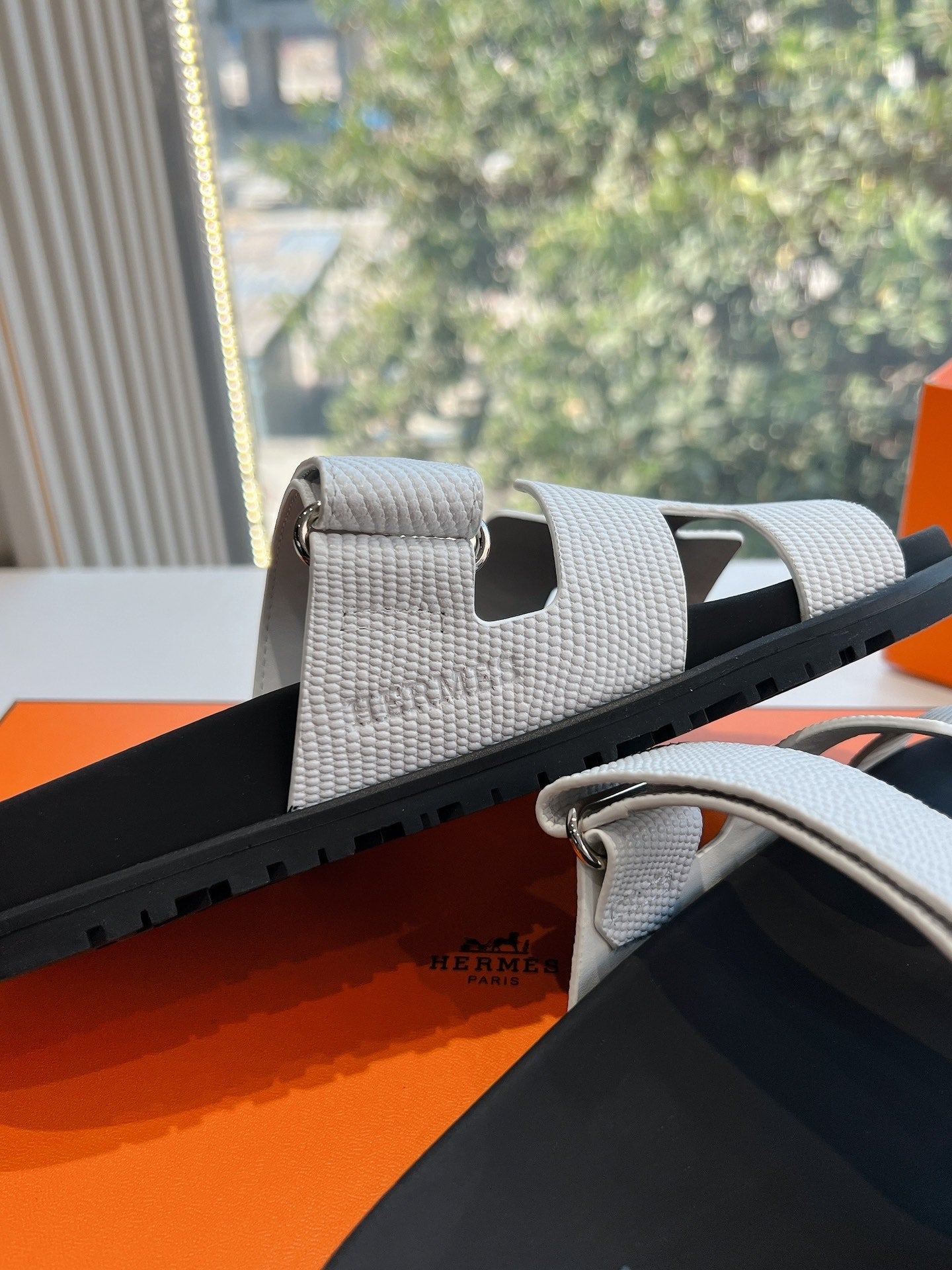 CHYPRE SANDAL IN WHITE SHINY GRAINED CALFSKIN、mysite、Cacoeks