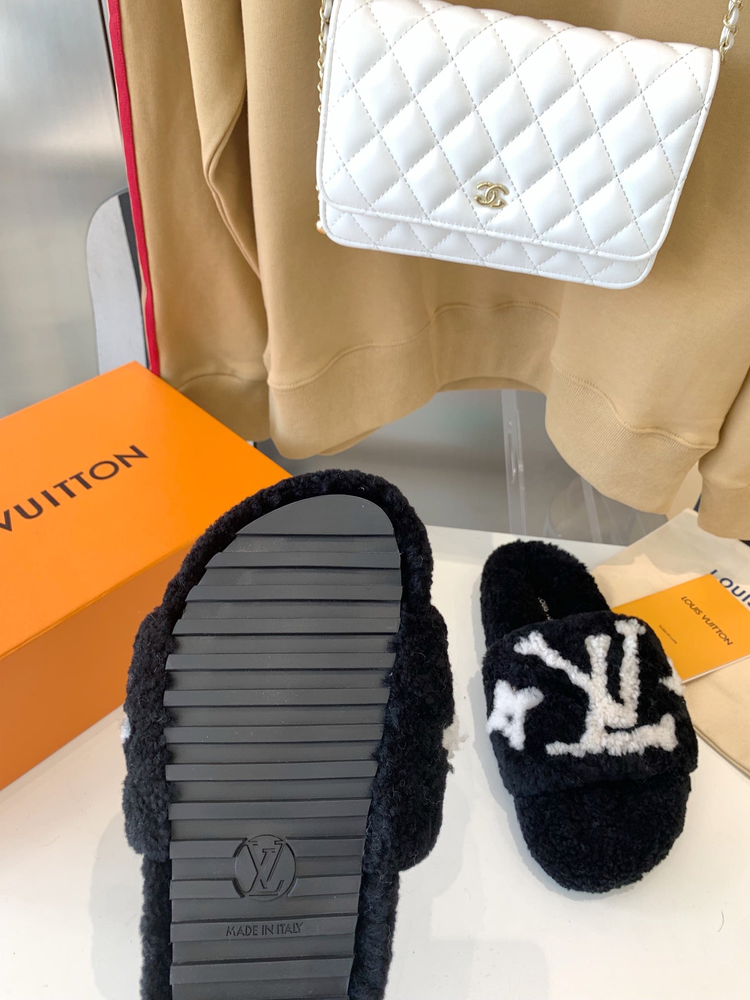 LV WOMEN'S PASEO FLAT SLIPPER IN BLACK FLEECE WITH WHITE LOGO、mysite、Cacoeks