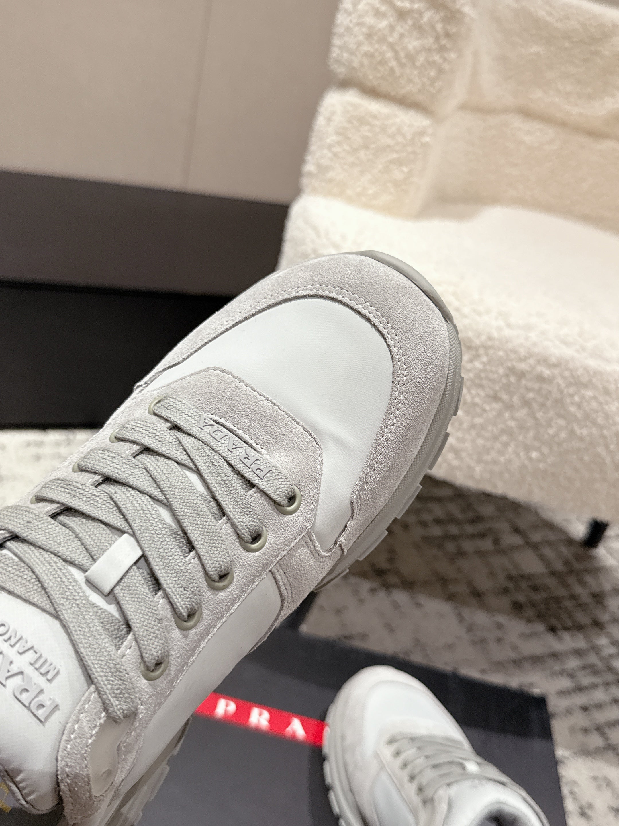 PRADA 25S MEN SNEAKERS LOGO IN WHITE AND LIGHT GRAY NUBUCK AND CANVAS、mysite、Cacoeks