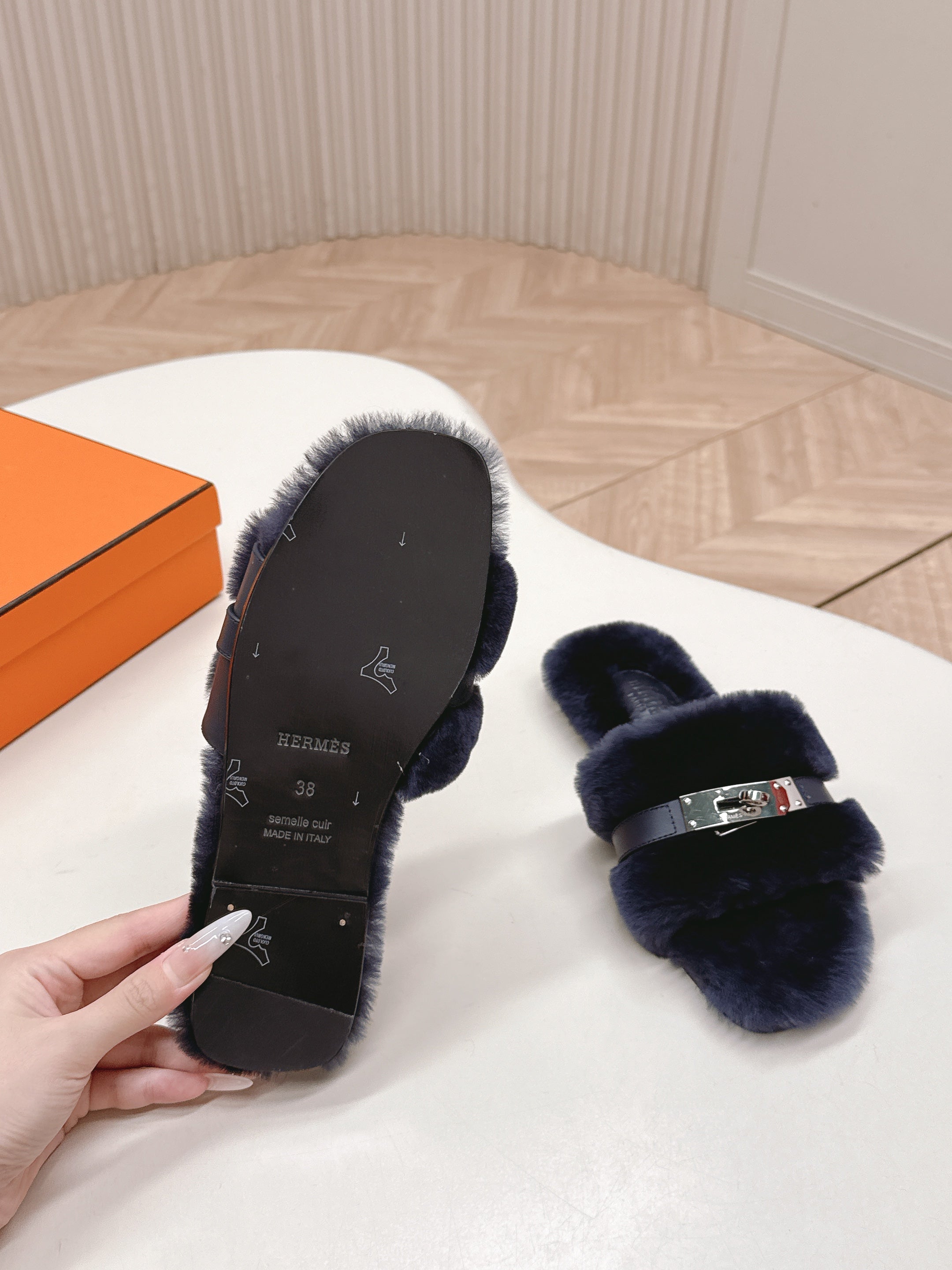 HM 25S ORAN SANDAL IN CHARCOAL NAVY SHEARLING WITH SILVER HARDWARE、mysite、Cacoeks