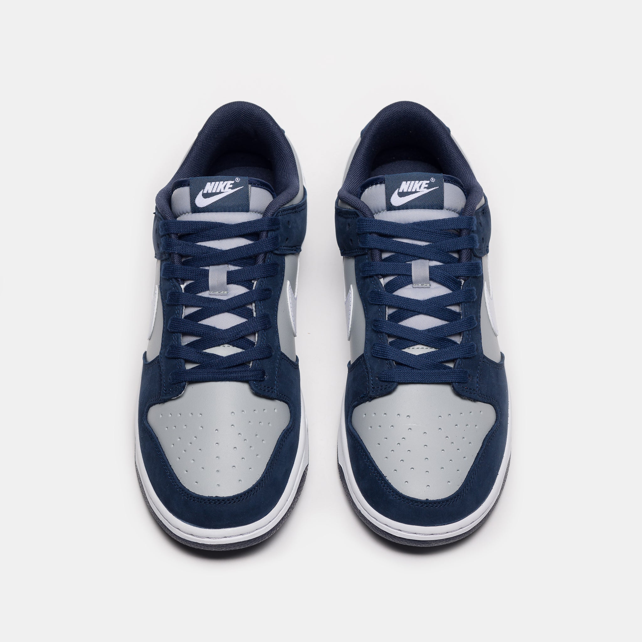 Dunk Low Sneaker in Obsidian/White/Light Smoke Grey