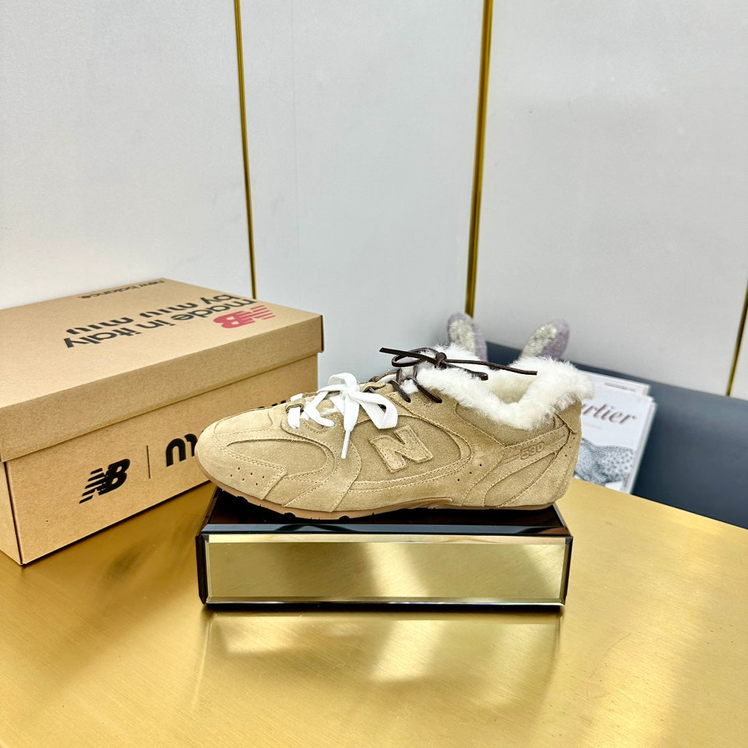 MIUXNB 530 SNEAKERS IN DARK BEIGE SUEDE SHEARLING、mysite、Cacoeks