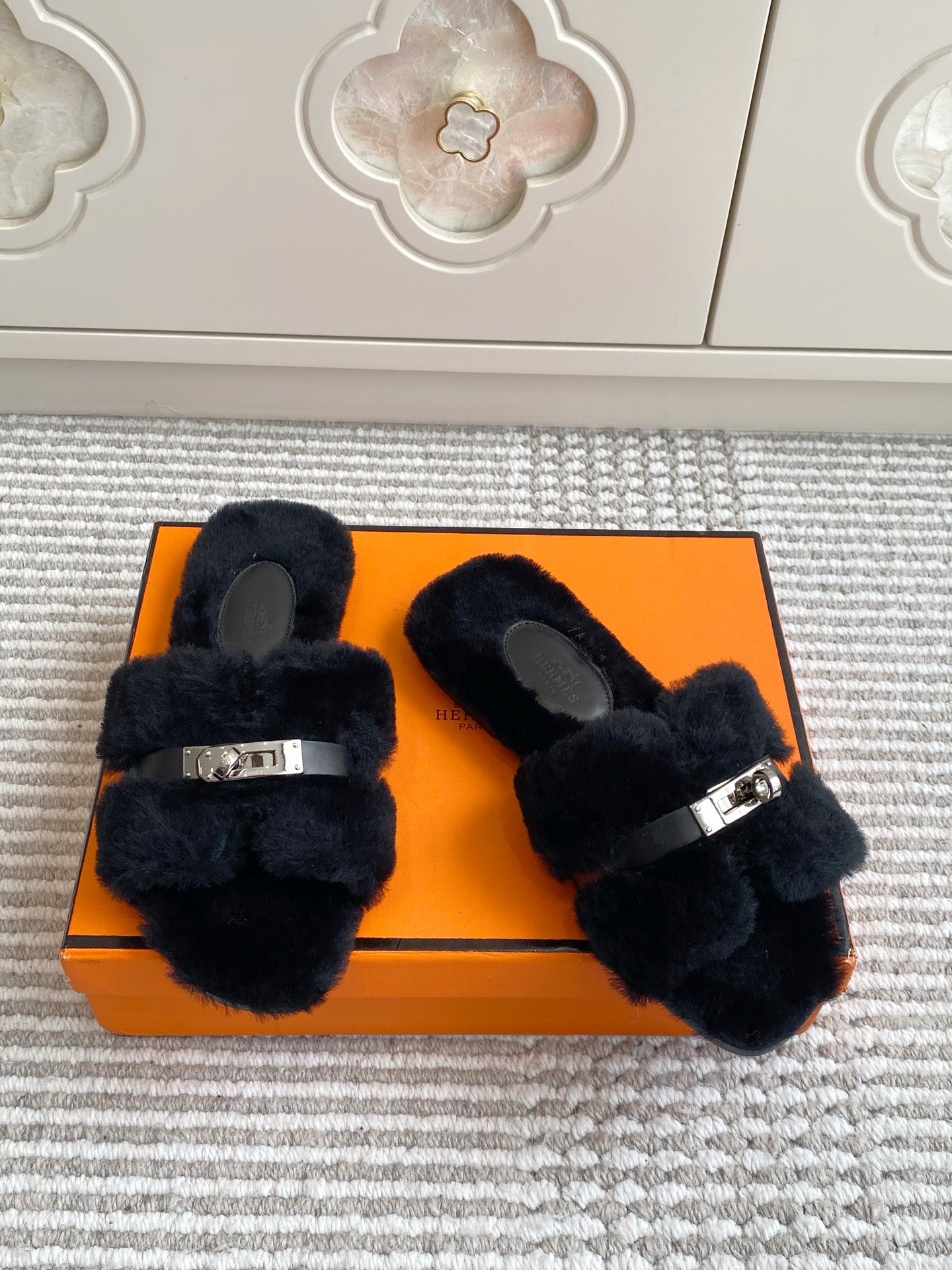 HM 25S ECLAIR SANDAL IN BLACK SHEARLING WITH SILVER HARDWARE、mysite、Cacoeks