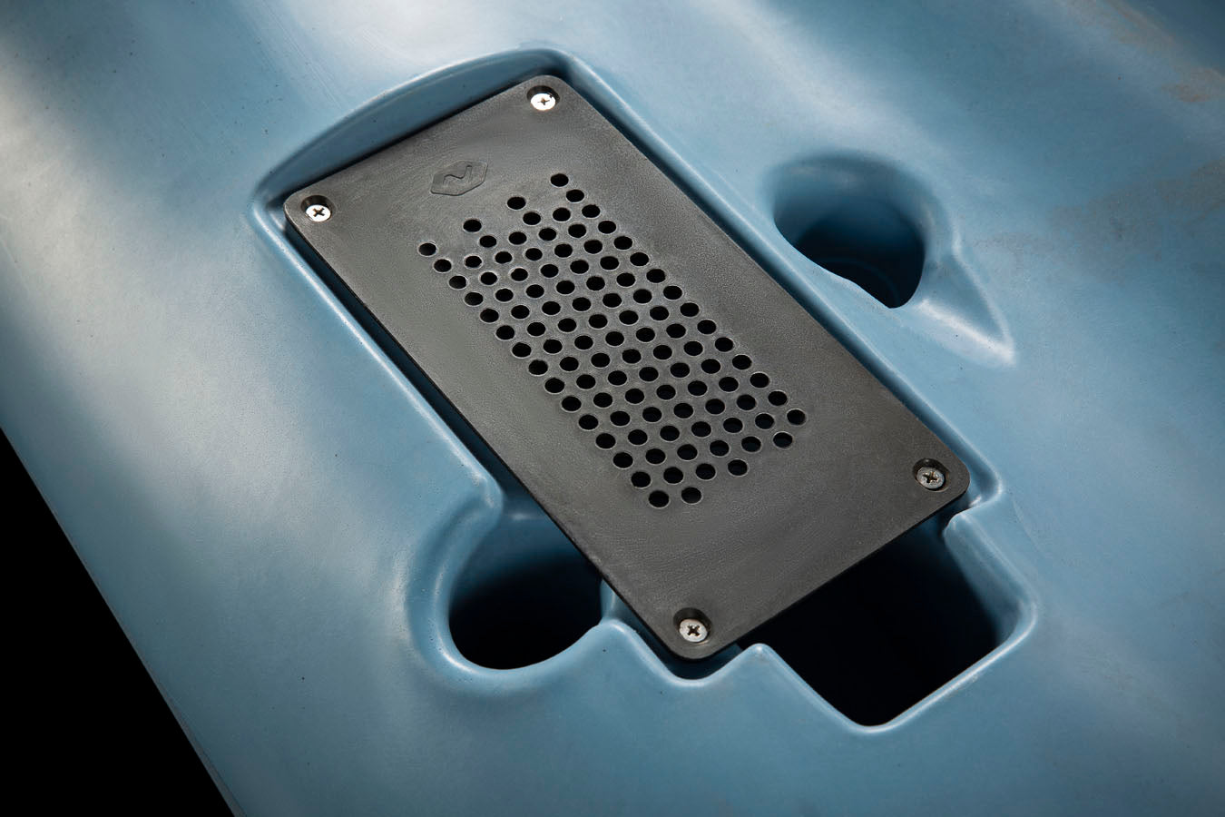 Makana 100 with Fishfinder Transducer port with cover Makana 100 Fishfinder transducer port with protection plate