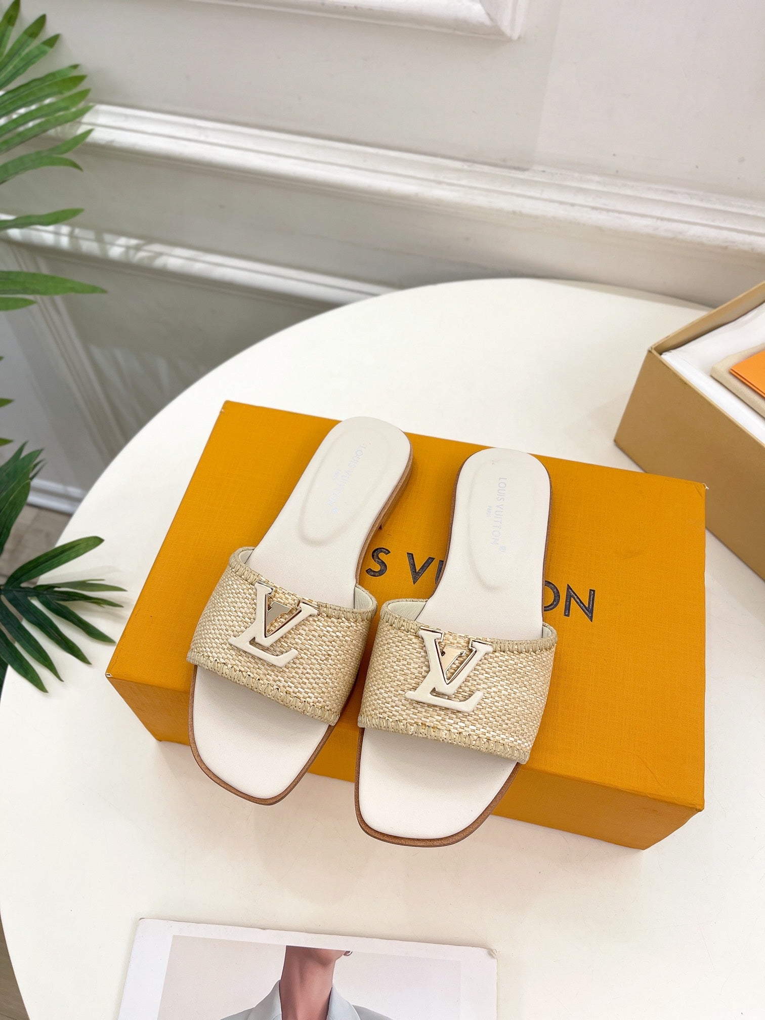LV WOMEN CAPRI FLAT MULES IN BEIGE LEATHER AND RAFFIA、mysite、Cacoeks