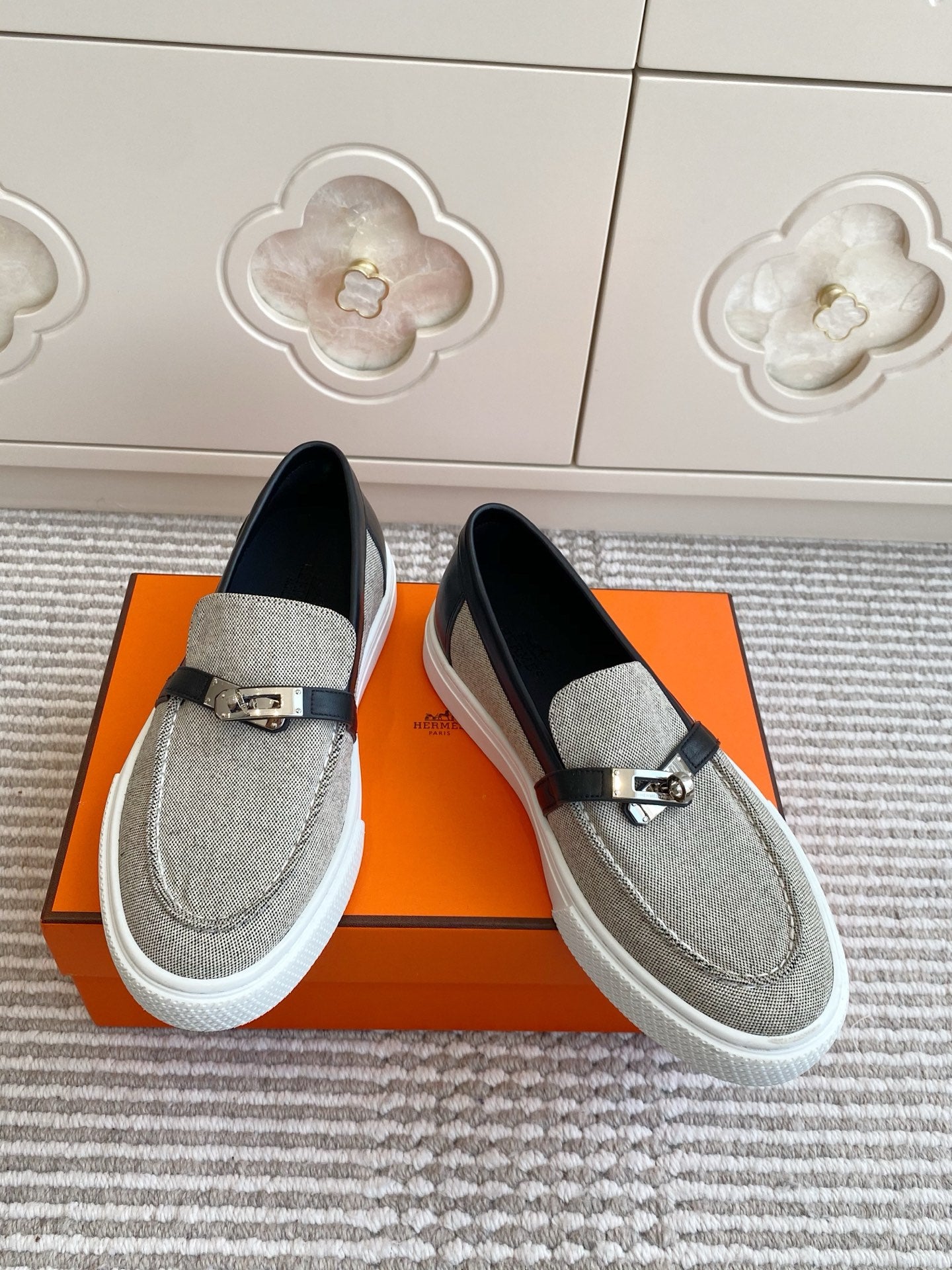 HM 25S SLIP-ON IN GREY CANVAS AND BLACK LAMBSKIN WITH SILVER HARDWARE、mysite、Cacoeks