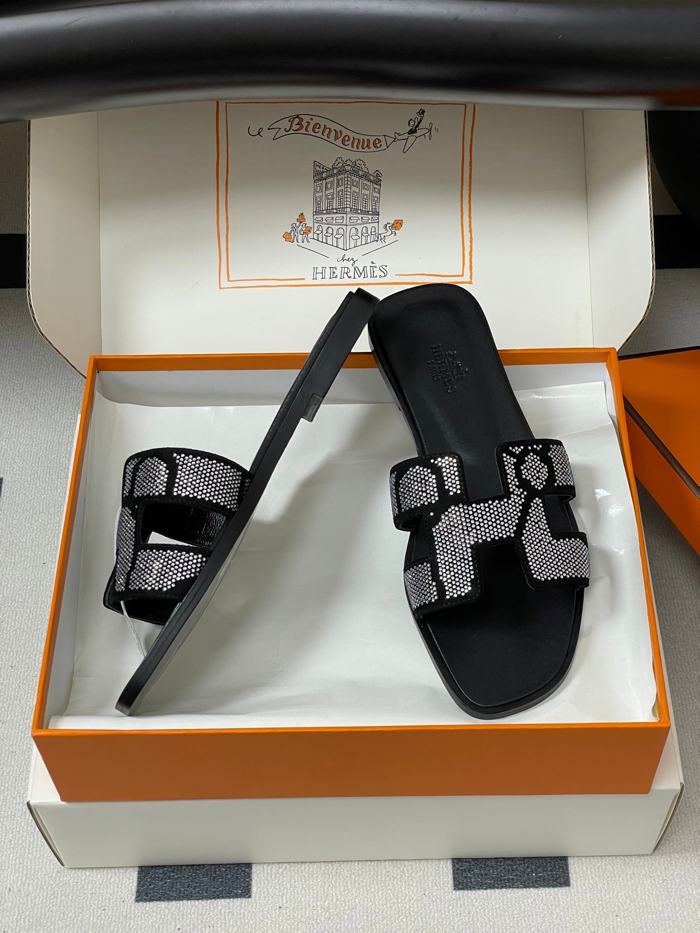 HM 25S ORAN SANDAL IN BLACK LAMBSKIN WITH WHITE STONE DETAILS、mysite、Cacoeks