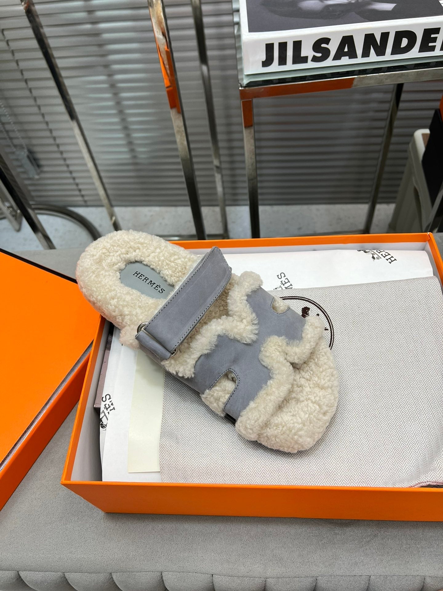 CHYPRE SLIPPERS IN BEIGE LAMB WOOL AND COOL GRAY SUEDE、mysite、Cacoeks
