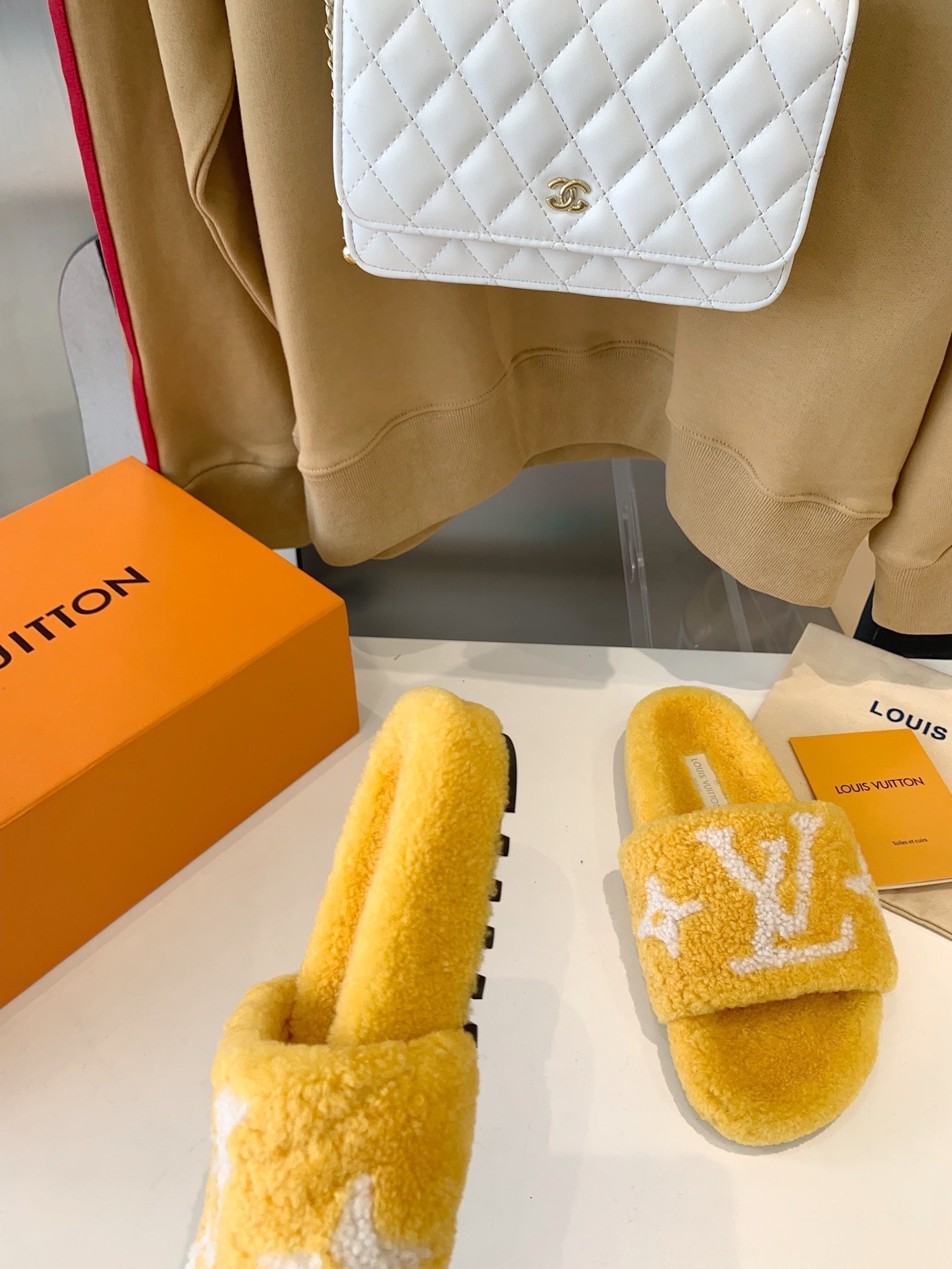 LV WOMEN'S PASEO FLAT SLIPPER IN YELLOW FLEECE WITH WHITE LOGO、mysite、Cacoeks