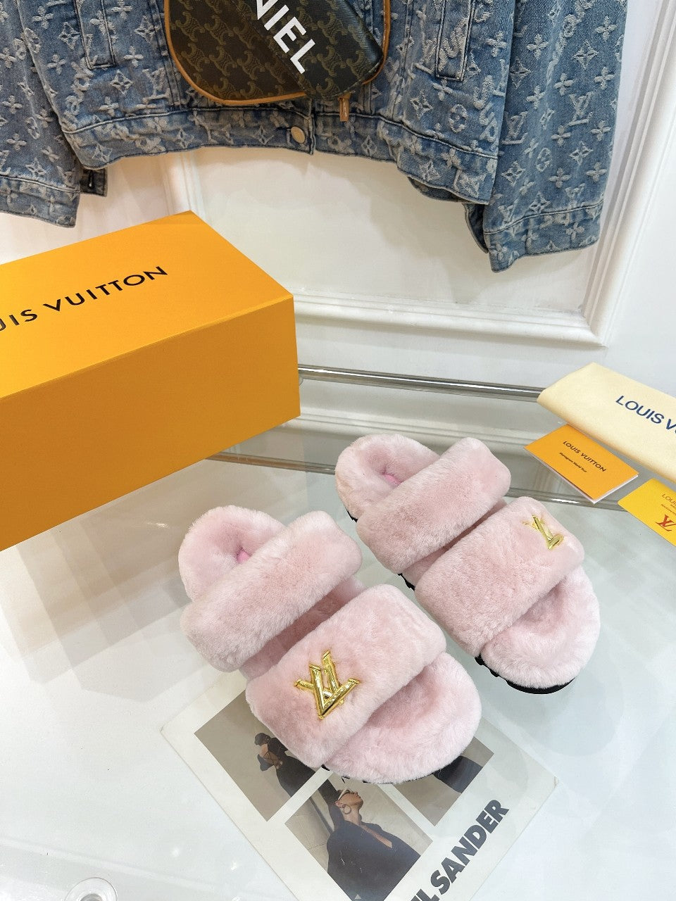 HALF MULE SLIPPERS IN LIGHT PINK FLEECE FEATURING METALLIC LOGO、mysite、Cacoeks