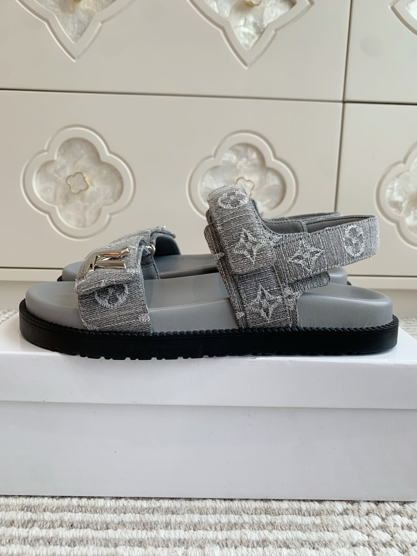 LV SANDALS 25S IN GREY DENIM AND CALFSKIN WITH SILVER HARDWARE、mysite、Cacoeks