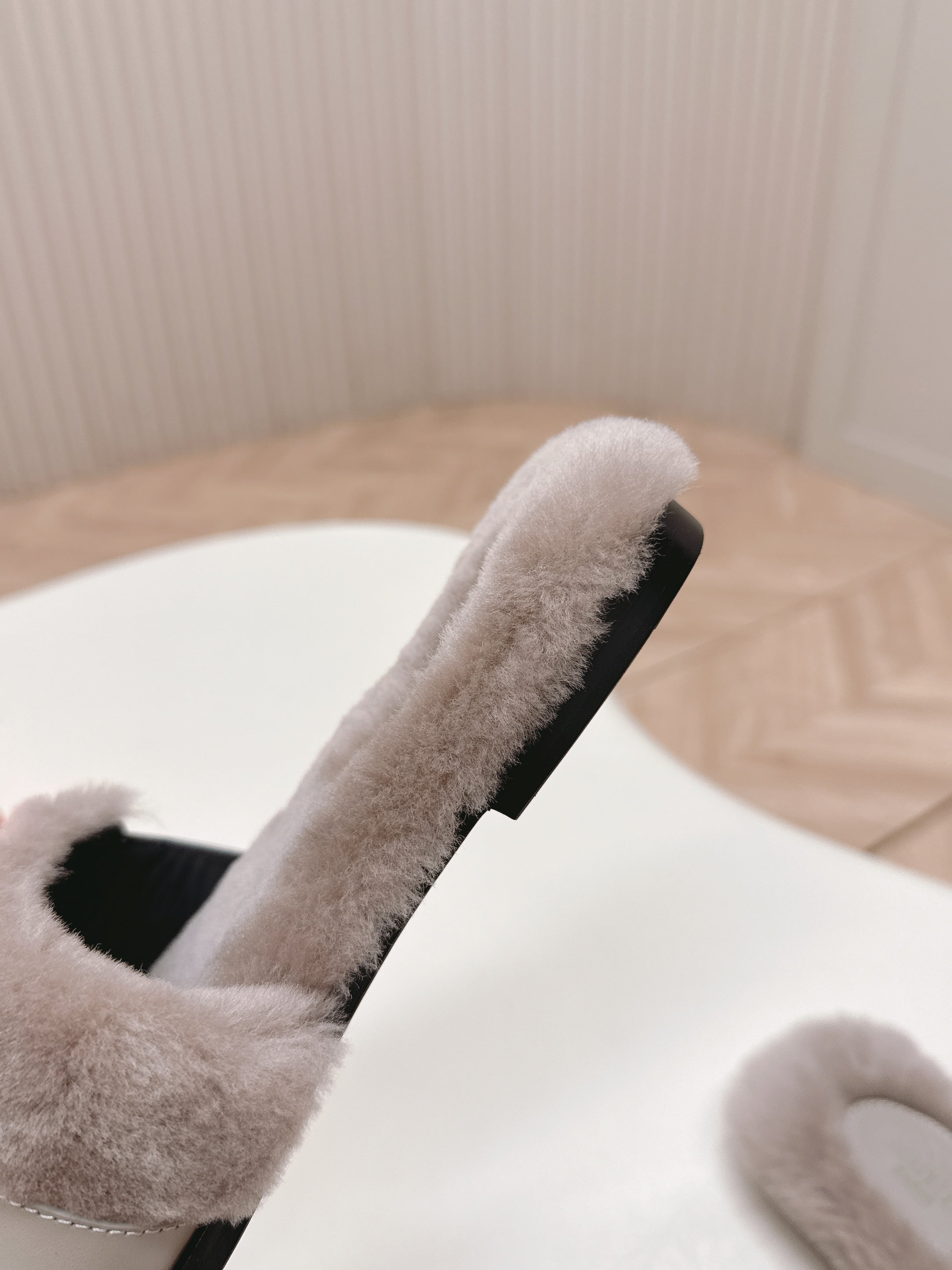 HM 25S ORAN SANDAL IN PALE BEIGE GRAY SHEARLING WITH SILVER HARDWARE、mysite、Cacoeks