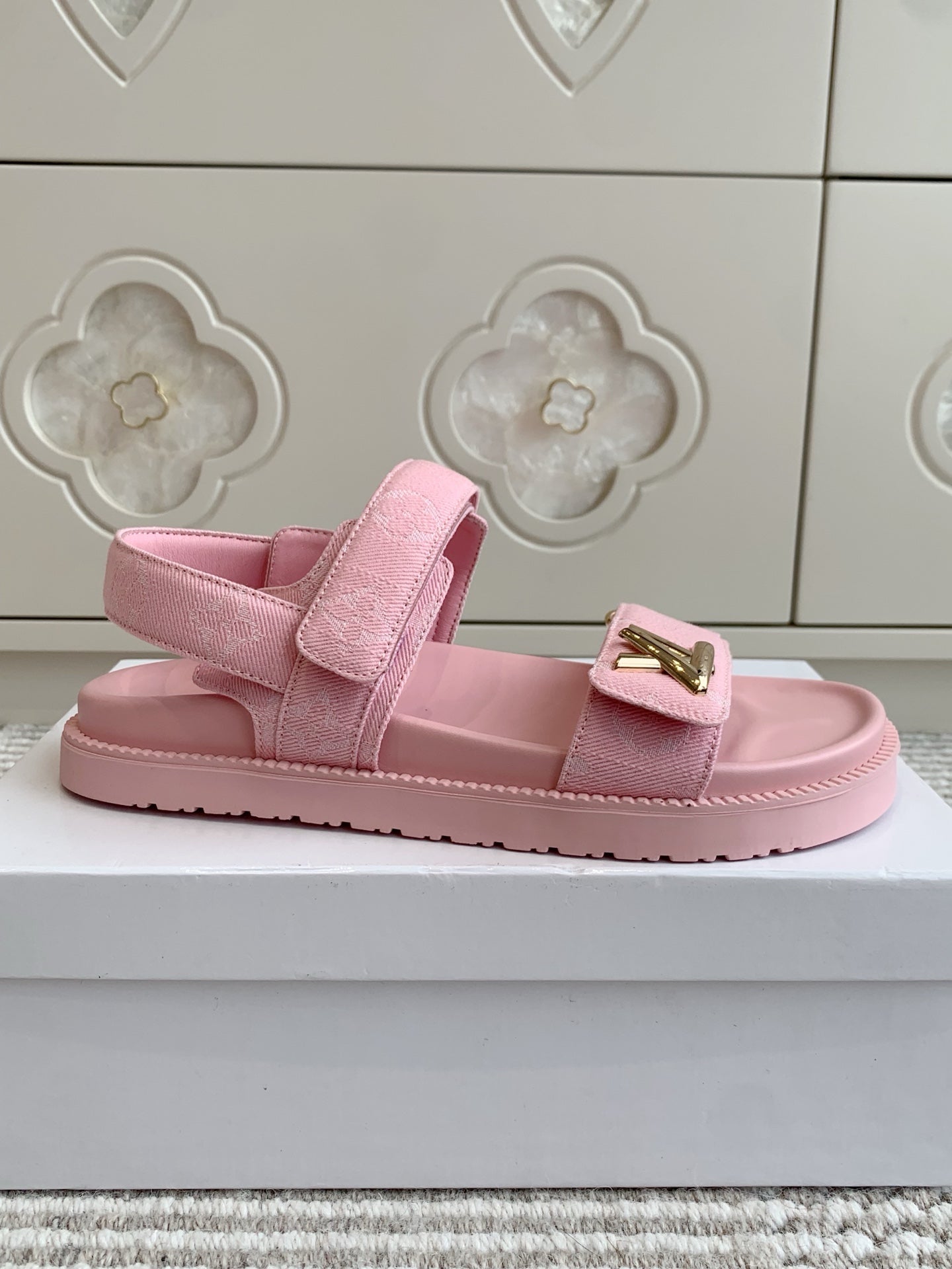 LV SANDALS 25S IN LIGHT PINK DENIM AND CALFSKIN WITH GOLD HARDWARE、mysite、Cacoeks