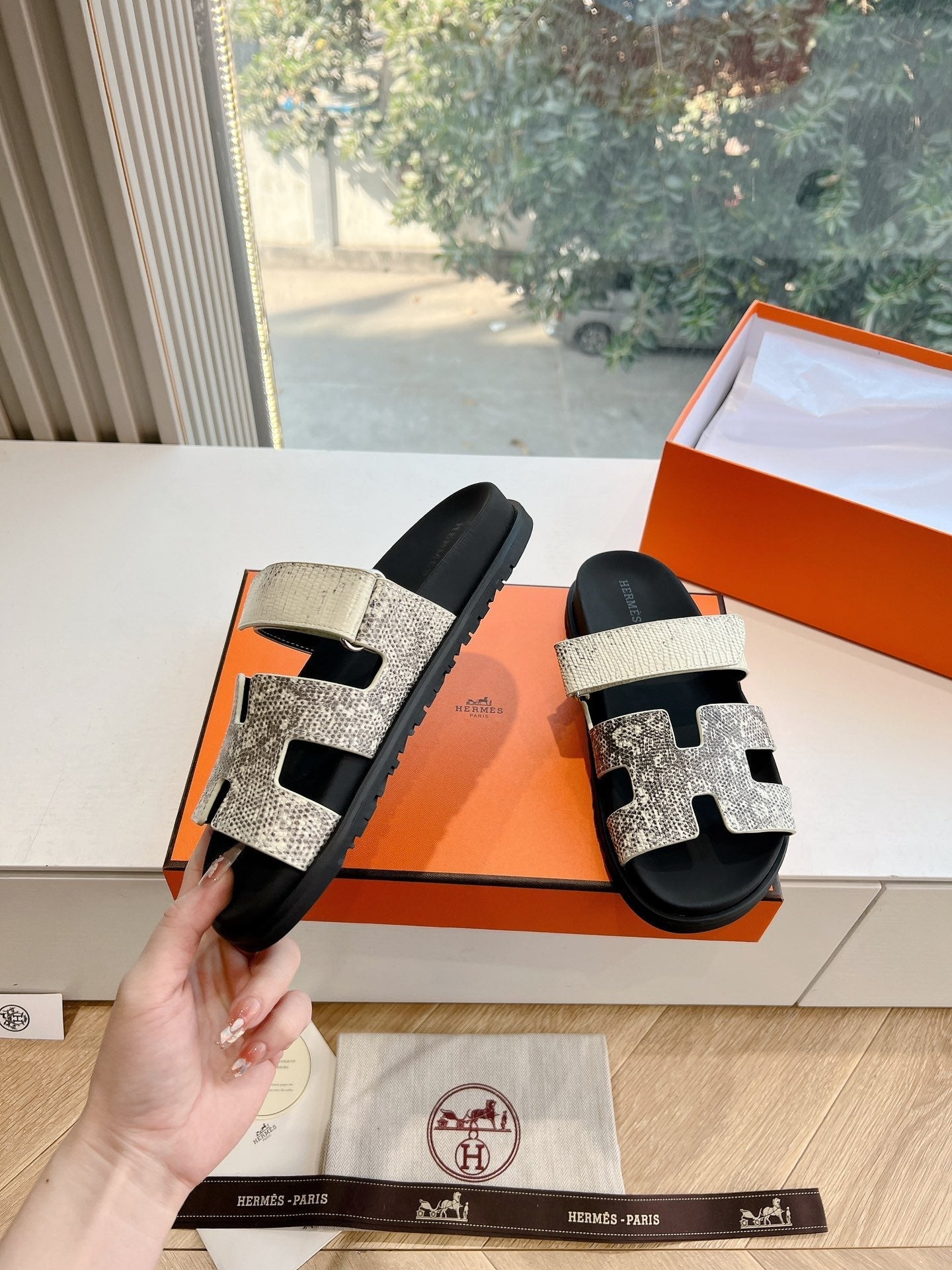 CHYPRE SANDAL IN WHITE MIX BLACK LIZARD SKIN、mysite、Cacoeks