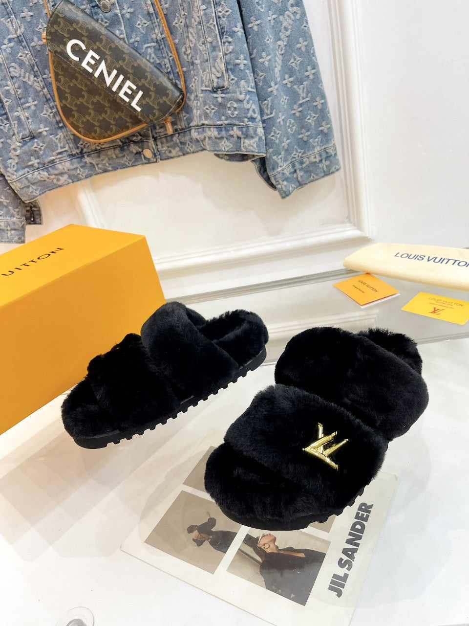 HALF MULE SLIPPERS IN BLACK FLEECE FEATURING METALLIC LOGO、mysite、Cacoeks