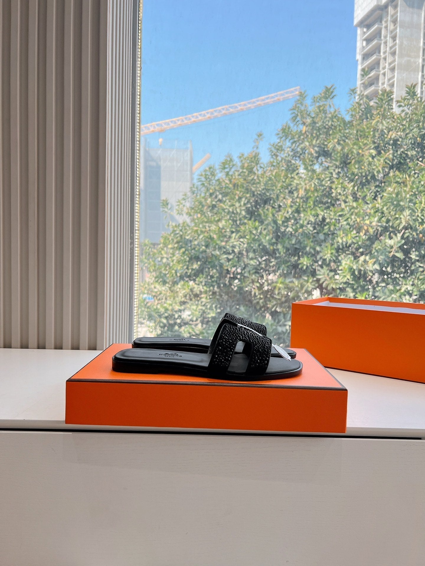 0RAN SLIDE IN BLACK CALFSKIN WITH CRYSTALS、mysite、Cacoeks