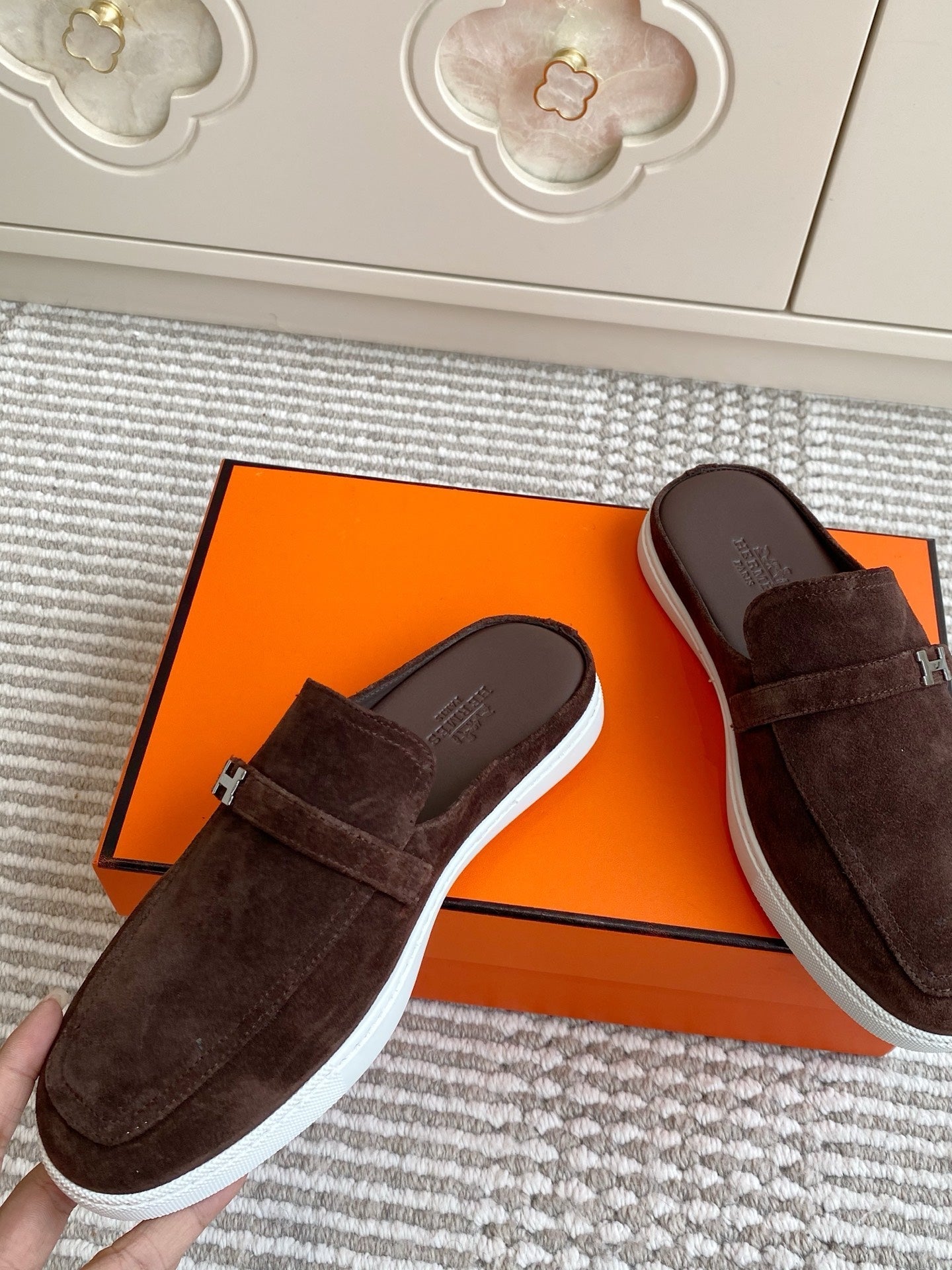 HM 25S MULES IN DARK BROWN SUEDE WITH SILVER HARDWARE、mysite、Cacoeks